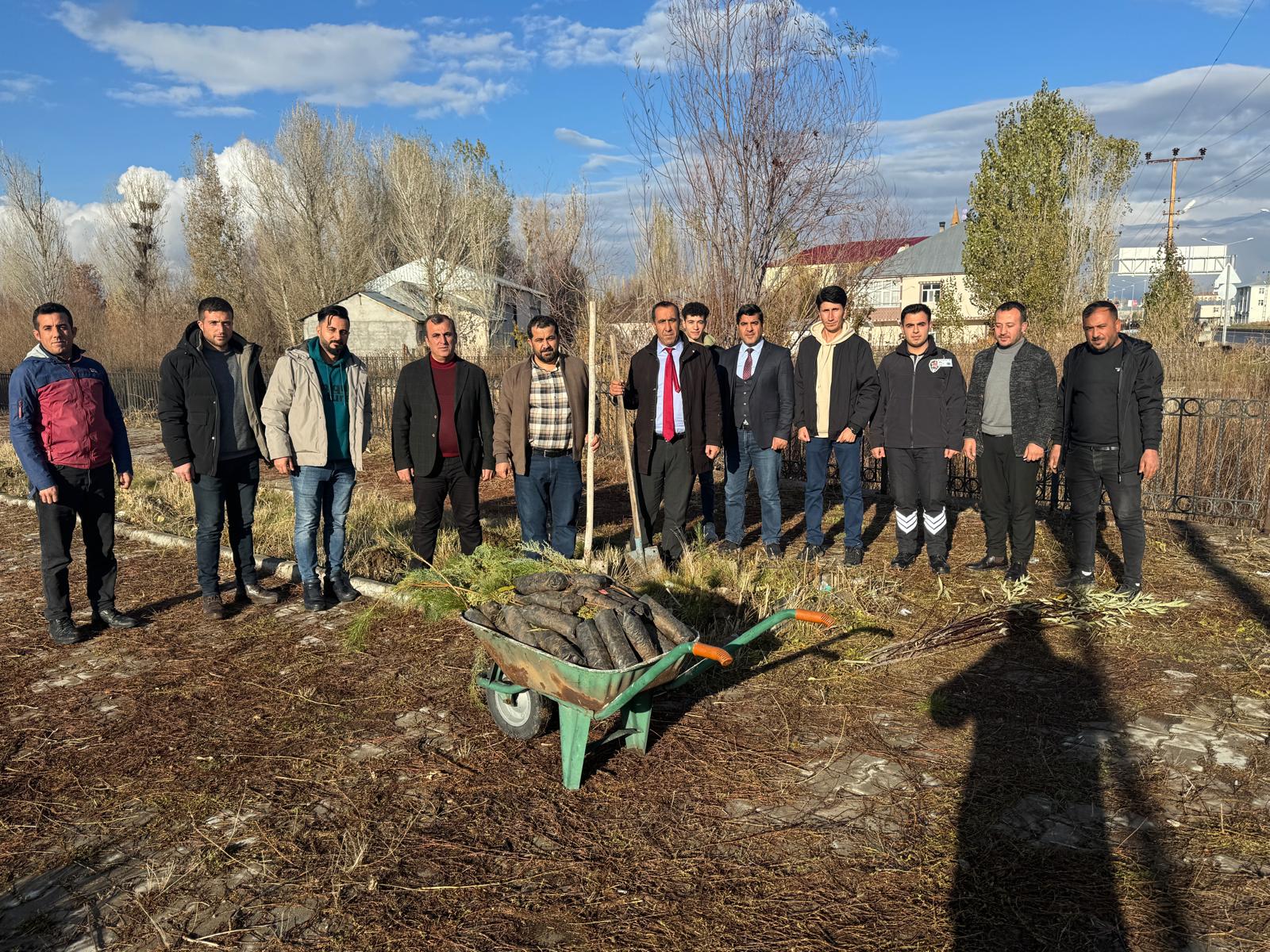 bulanik-meslek-yuksekokulumuzda-agac-dikme-etkinligi-duzenlendi-6062