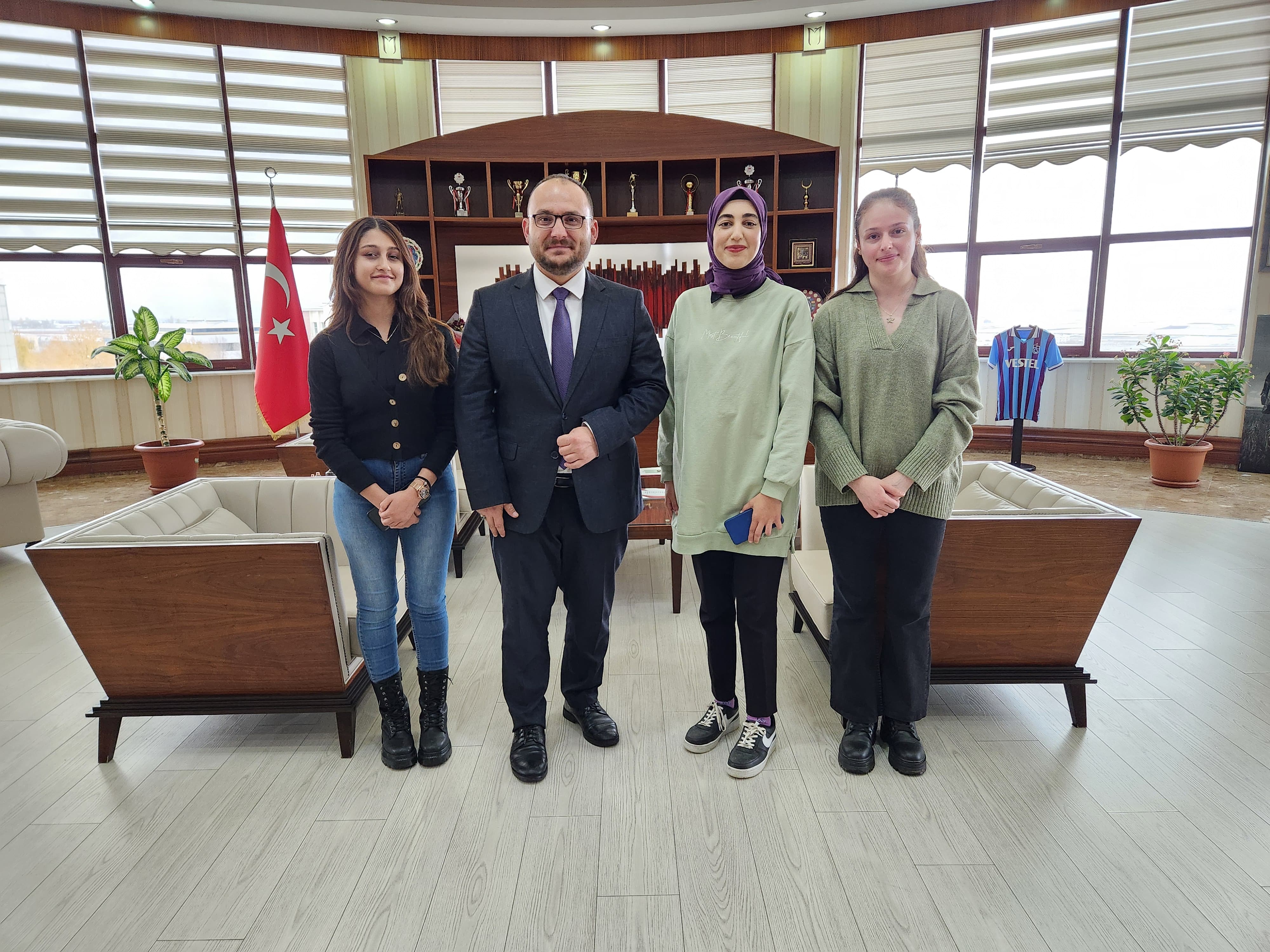 okul-oncesi-ogretmenligi-ogrencilerinden-rektorumuze-ziyaret-6090