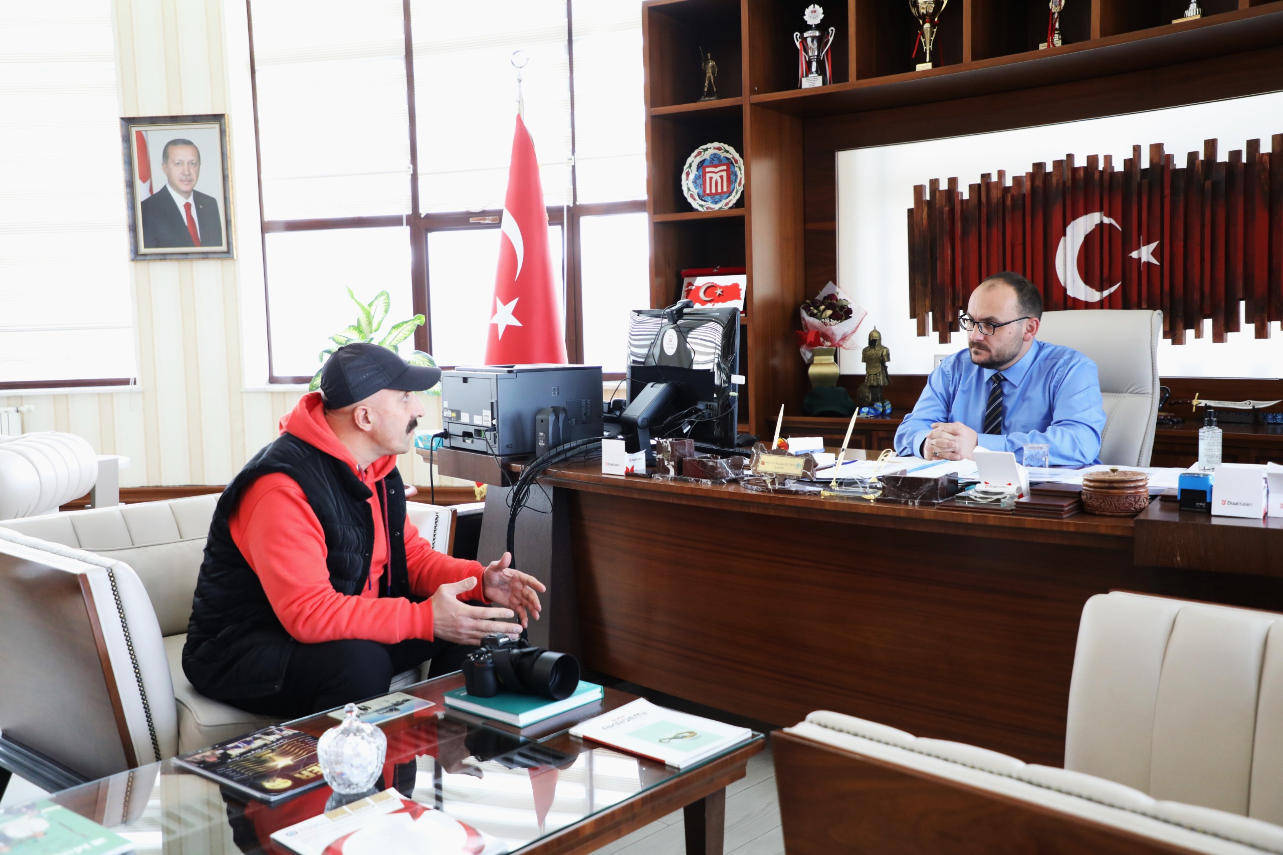 fotograf-sanatcisi-kenan-demirden-rektorumuz-prof-dr-mustafa-alicana-ziyaret-6116