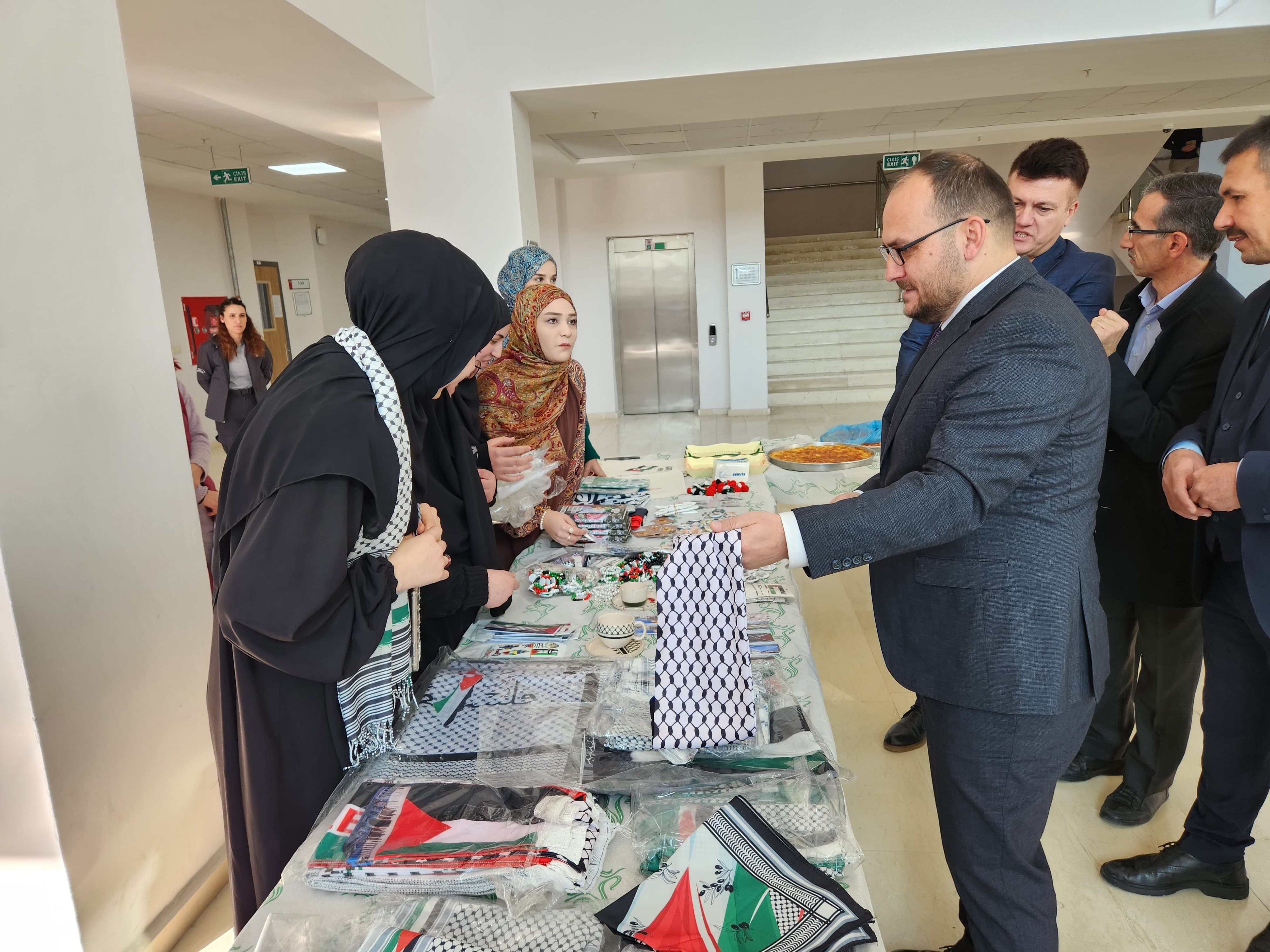 rektorumuz-ikra-kitap-toplulugunun-filistine-destek-kermesine-katildi-6121