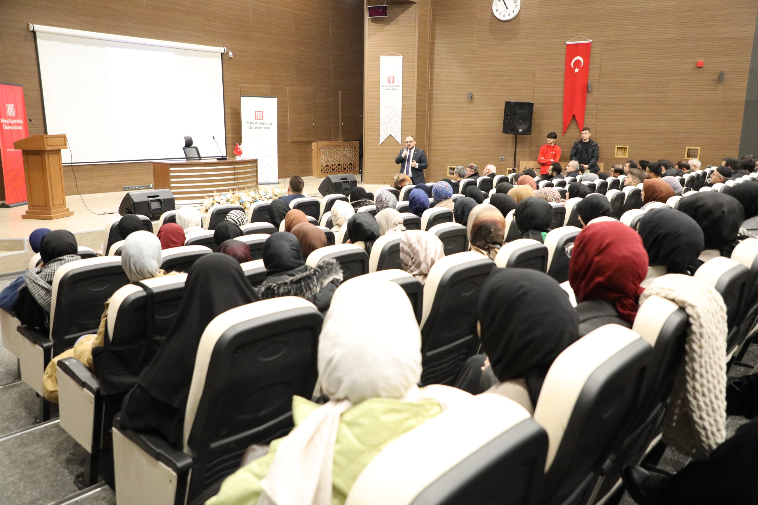 rektorumuz-islami-ilimler-fakultesi-ogrencileriyle-bir-araya-geldi-6123