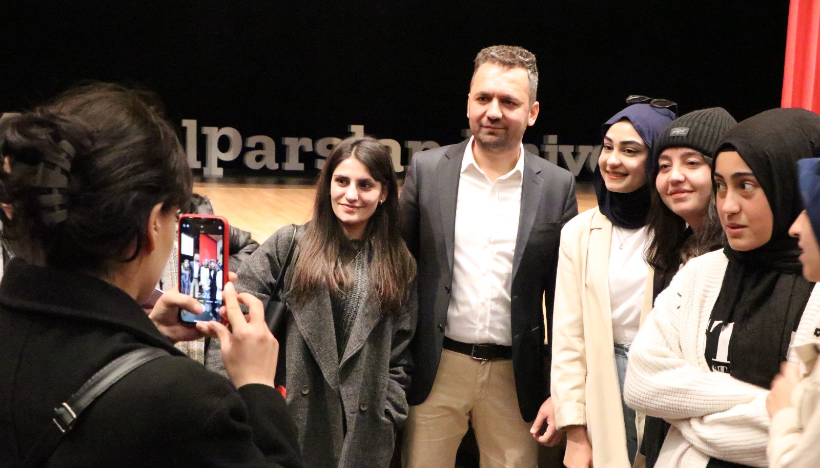 2023-kuresel-ogretmen-odullu-ogretmen-mehmet-bilgin-kariyer-soylesisi-gerceklestirdi-6165