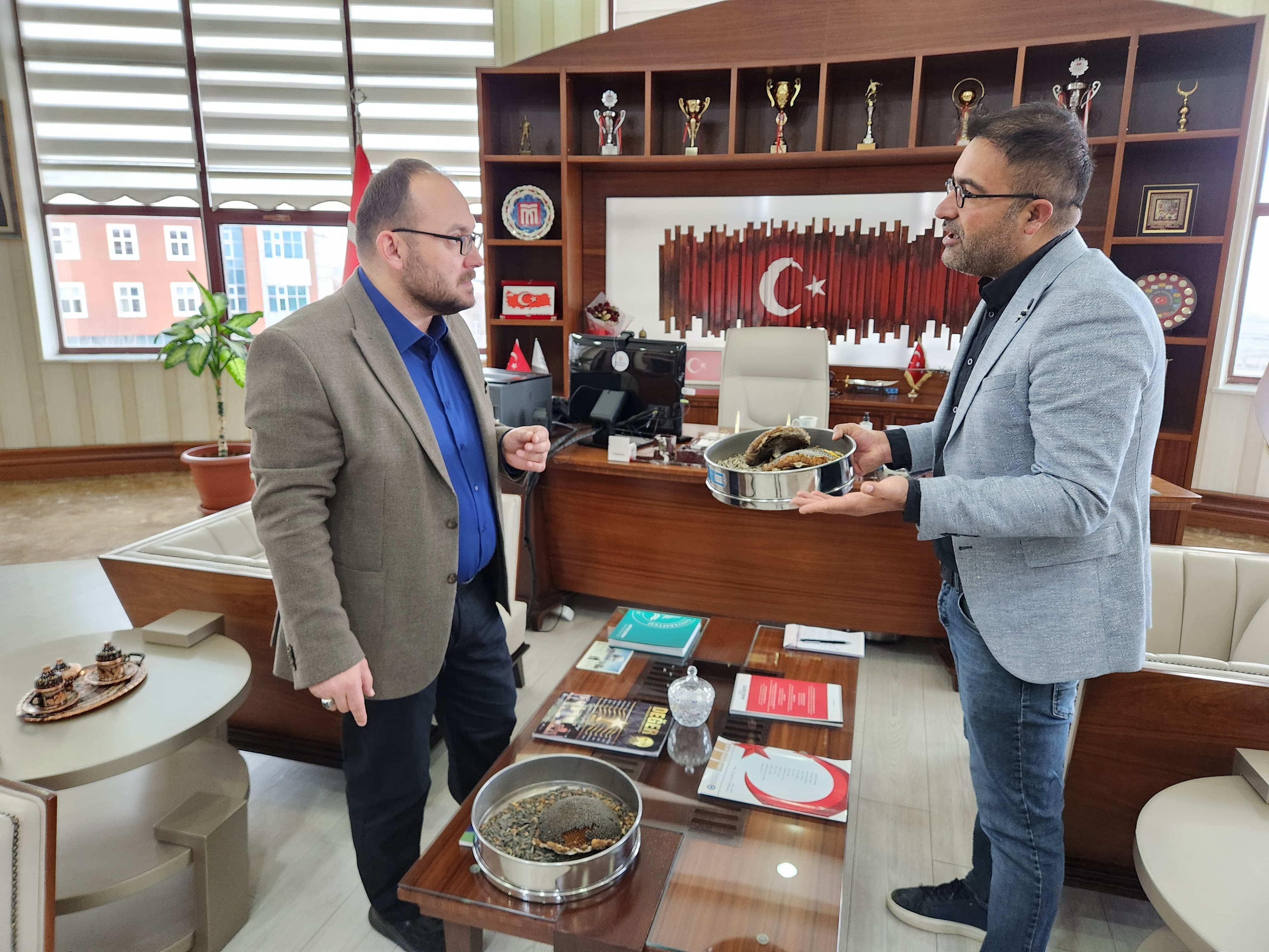 uygulamali-bilimler-fakultesinden-rektorumuze-aycicegi-adaptasyonu-calismasi-sunumu-6172