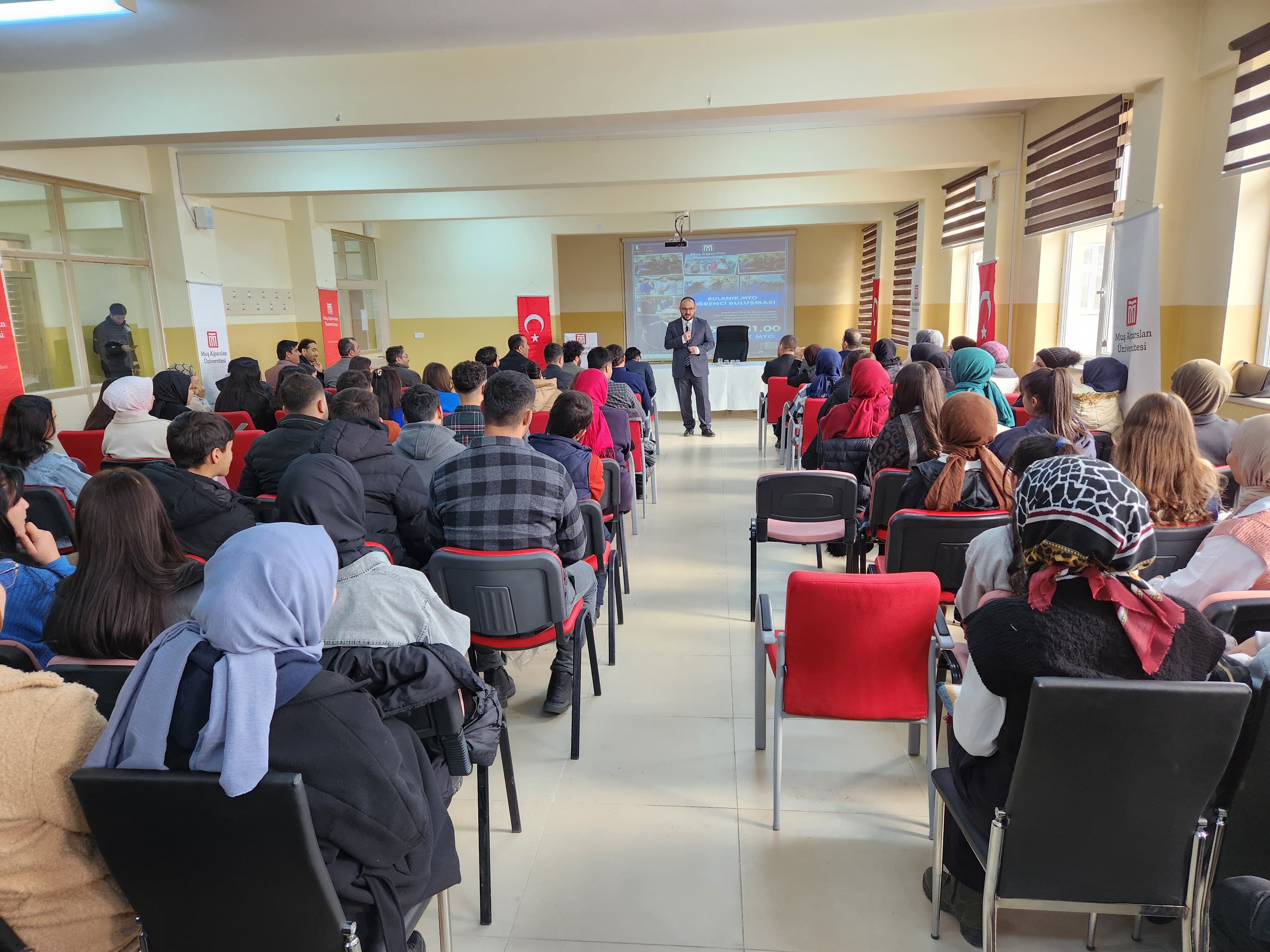 rektorumuz-bulanik-meslek-yuksekokulu-ogrencileriyle-bulustu-6192