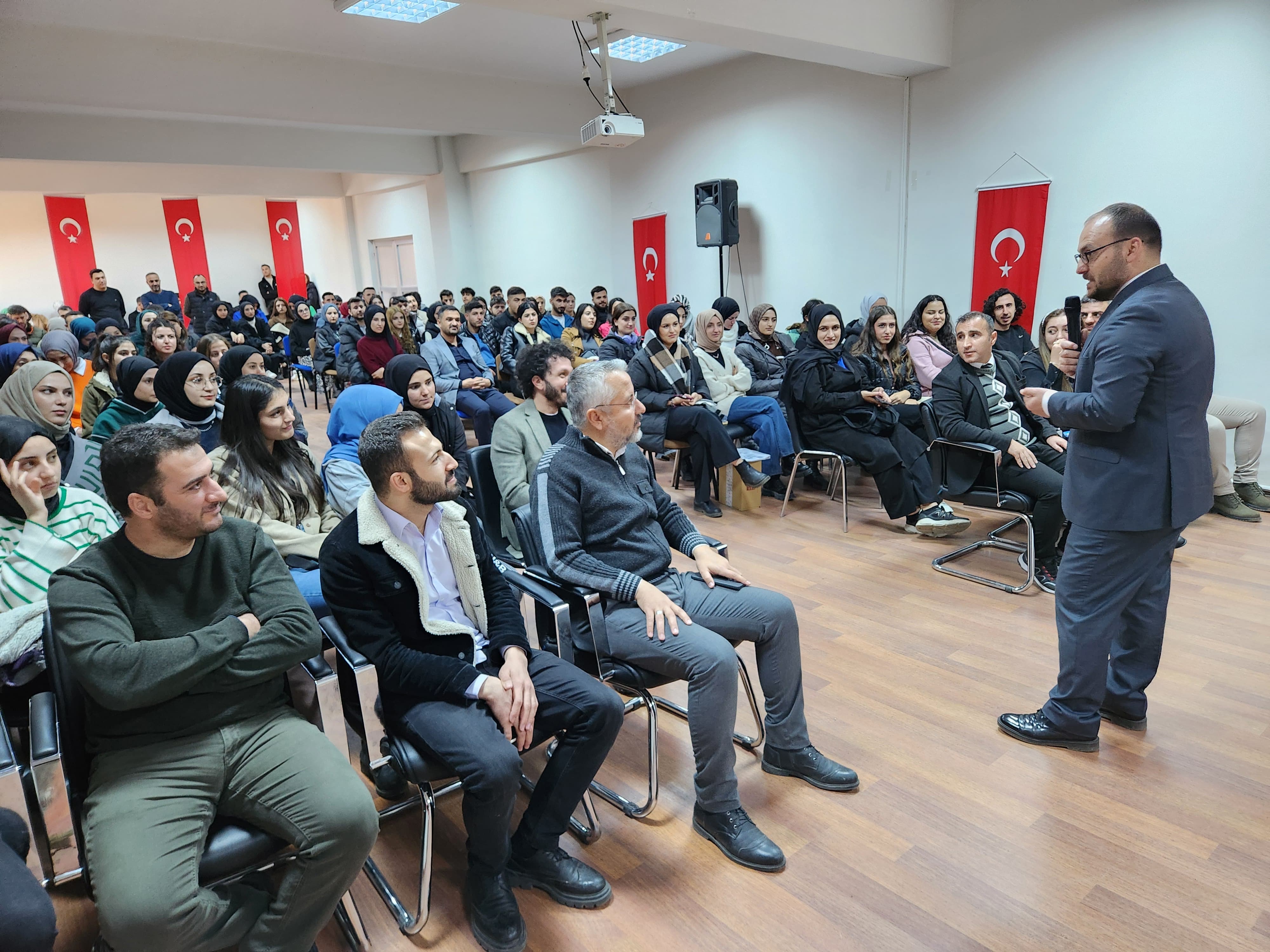 rektorumuz-ogrencilerle-bulusmaya-devam-ediyor-6195