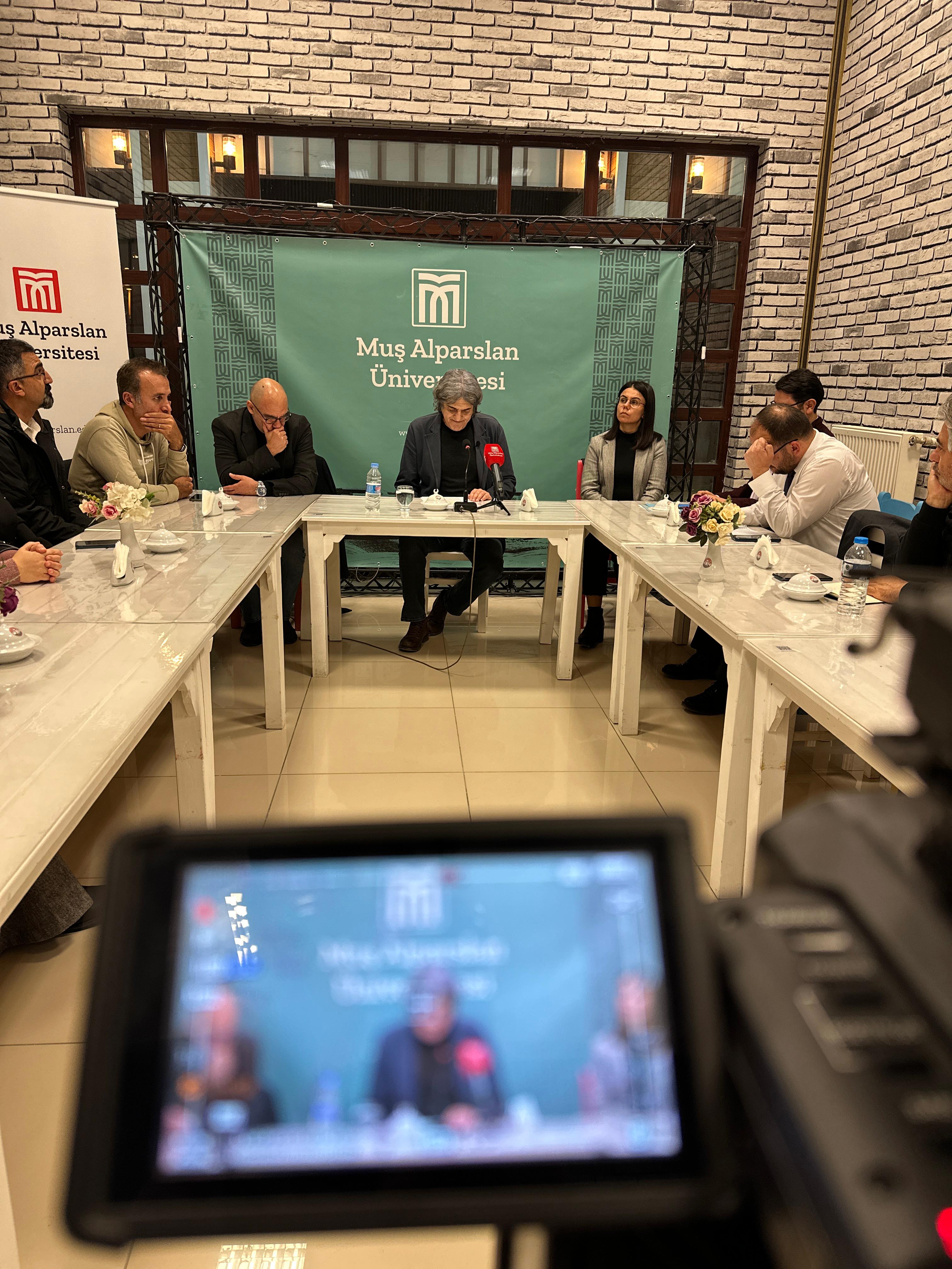 cay-bahane-sohbetleri-70-edebiyat-ve-felsefe-jacques-derrida-6209