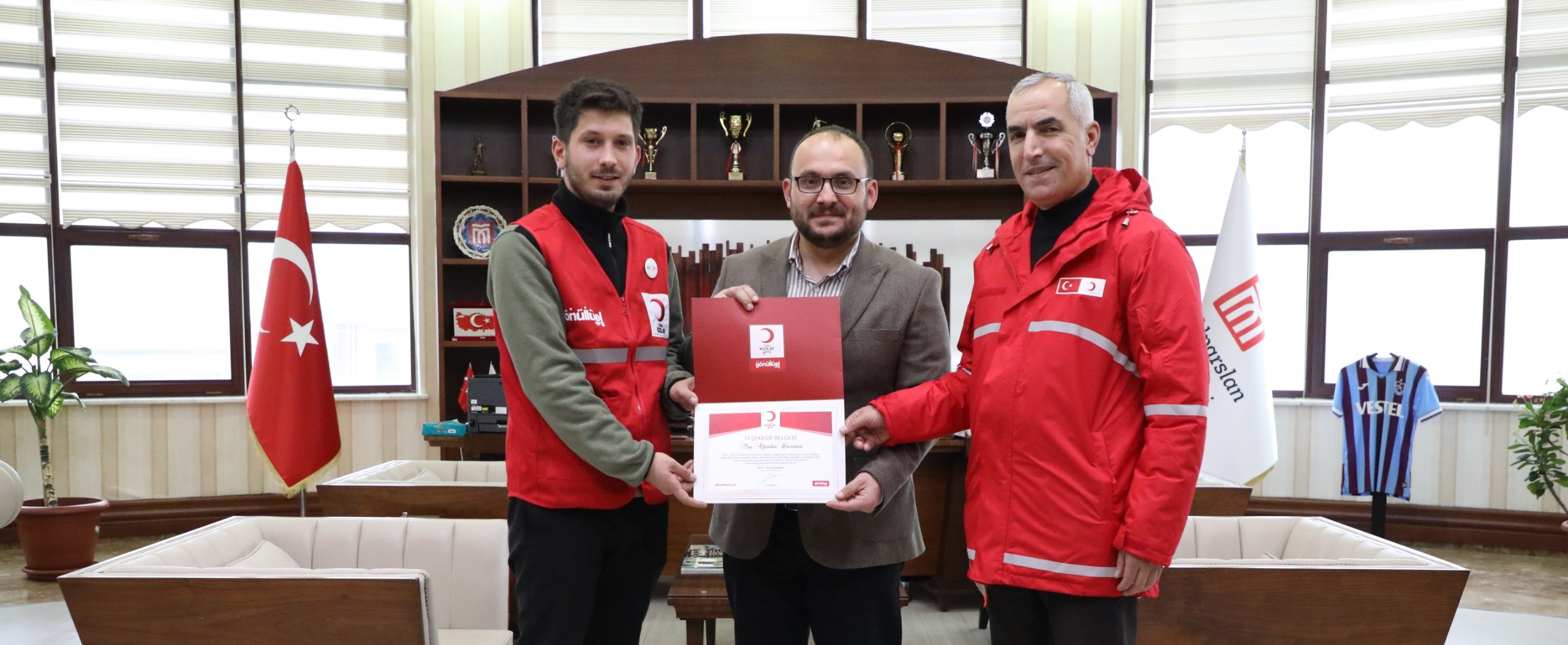 turk-kizilaydan-universitemize-tesekkur-belgesi-6215