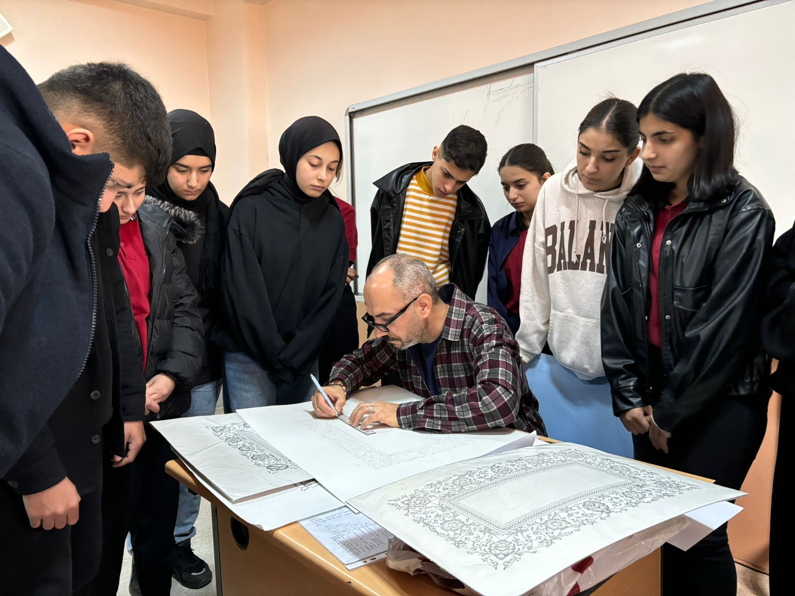 teknik-bilimler-meslek-yuksekokulundan-genc-sanatcilara-geleneksel-turk-el-sanatlarinda-halkar-atolye-calismasi-duzenlendi-6223