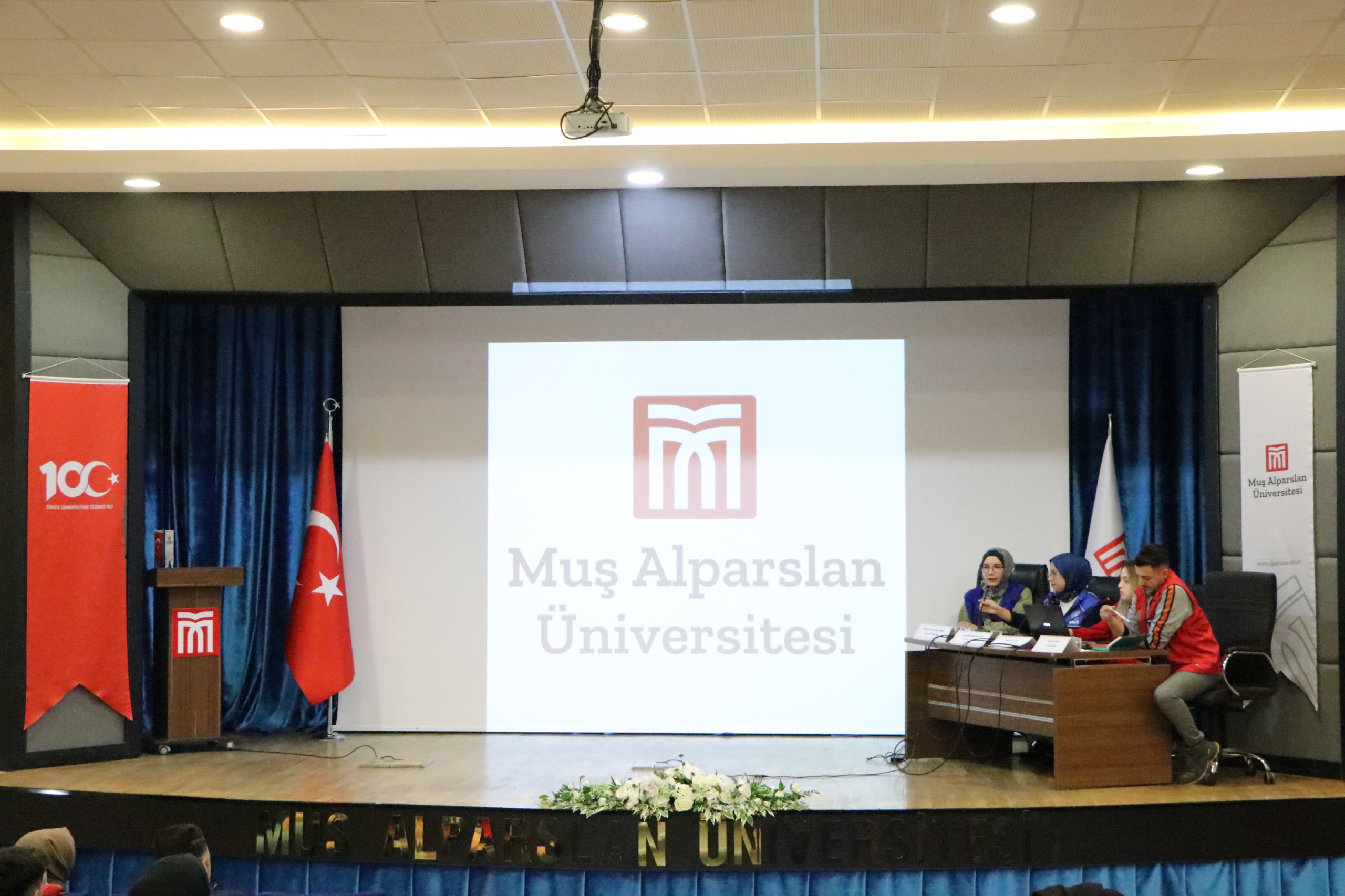 kargem-ve-maun-genc-ofisi-tarafindan-kirmizi-ve-mavi-yeleklilerle-bulusma-semineri-duzenlendi-6238