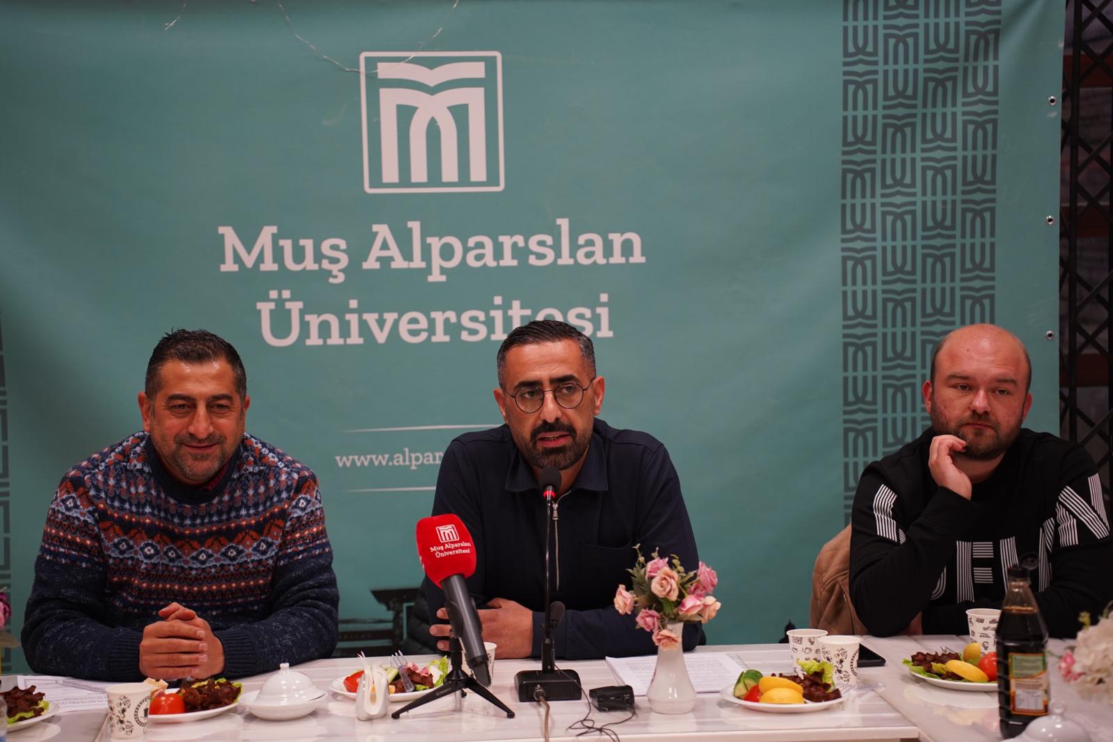 cay-bahane-sohbetlerinin-74uncusunde-osmanogullarinin-son-soy-atasi-ii-mahmud-ele-alindi-6265