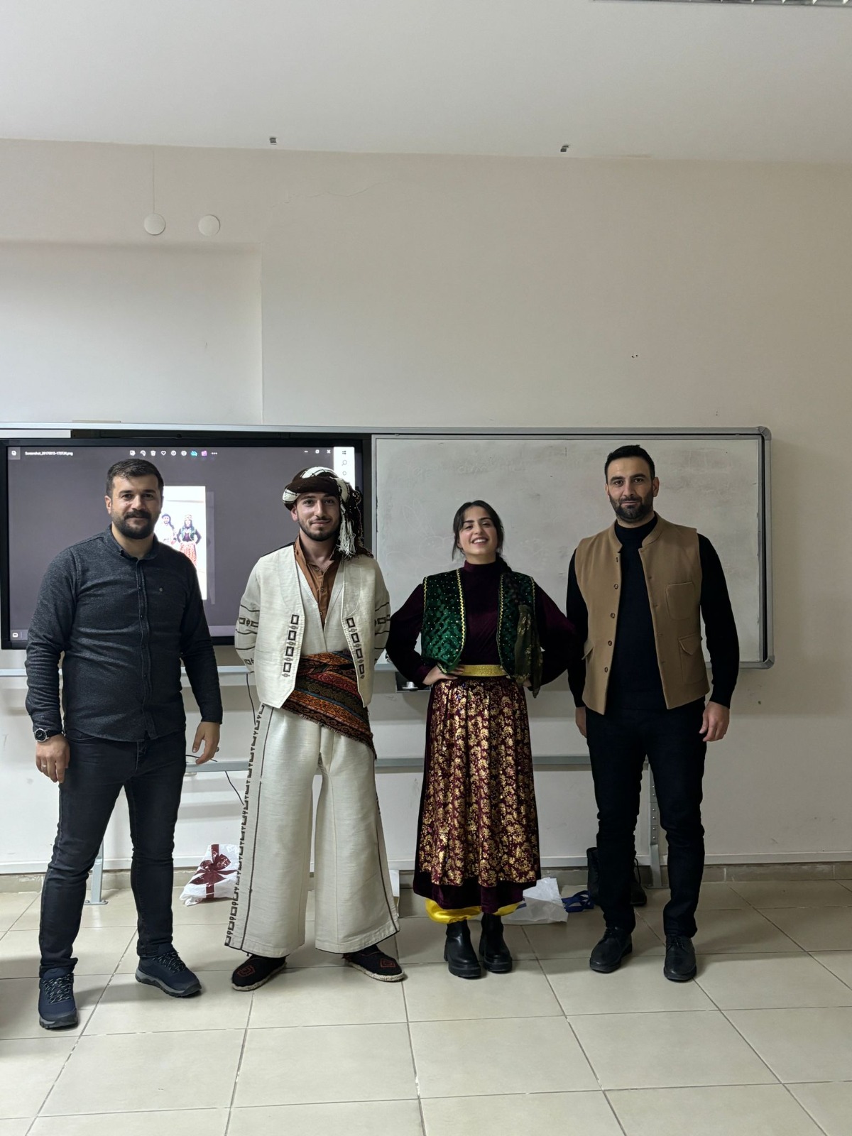 okul-oncesi-ogretmenligi-bolumunde-halk-oyunlari-etkinligi-duzenlendi-6268