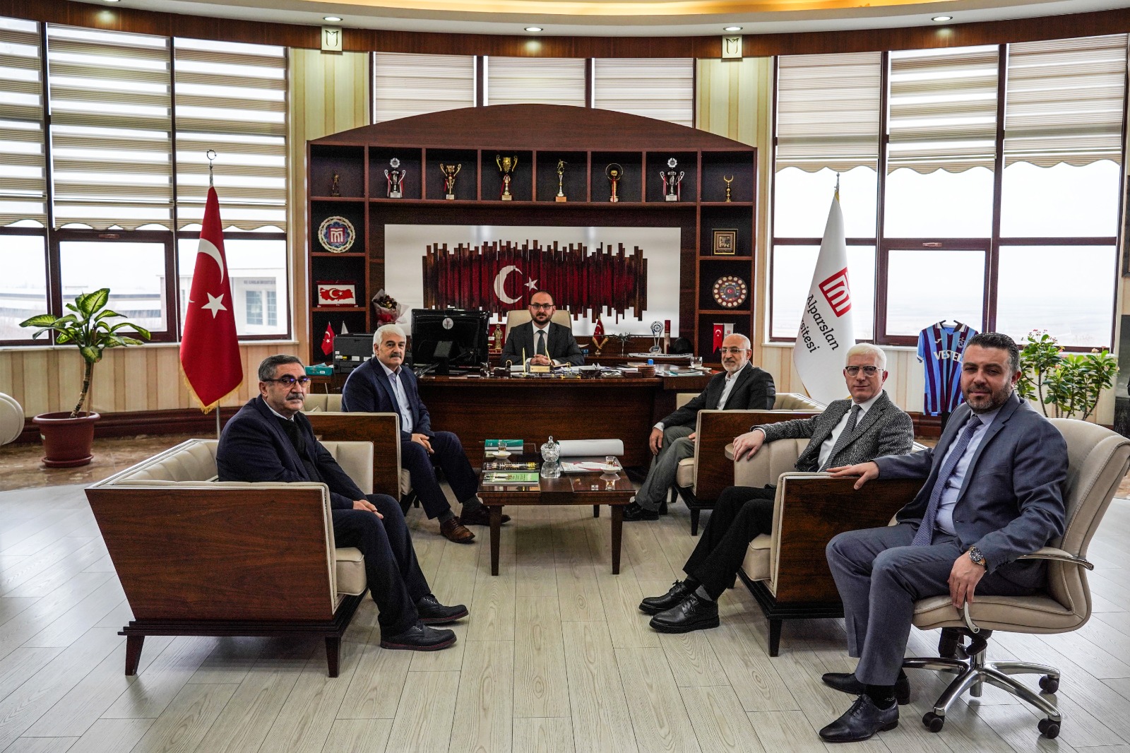 cihannuma-dernegi-mus-il-temsilciliginden-rektorumuze-ziyaret-6322