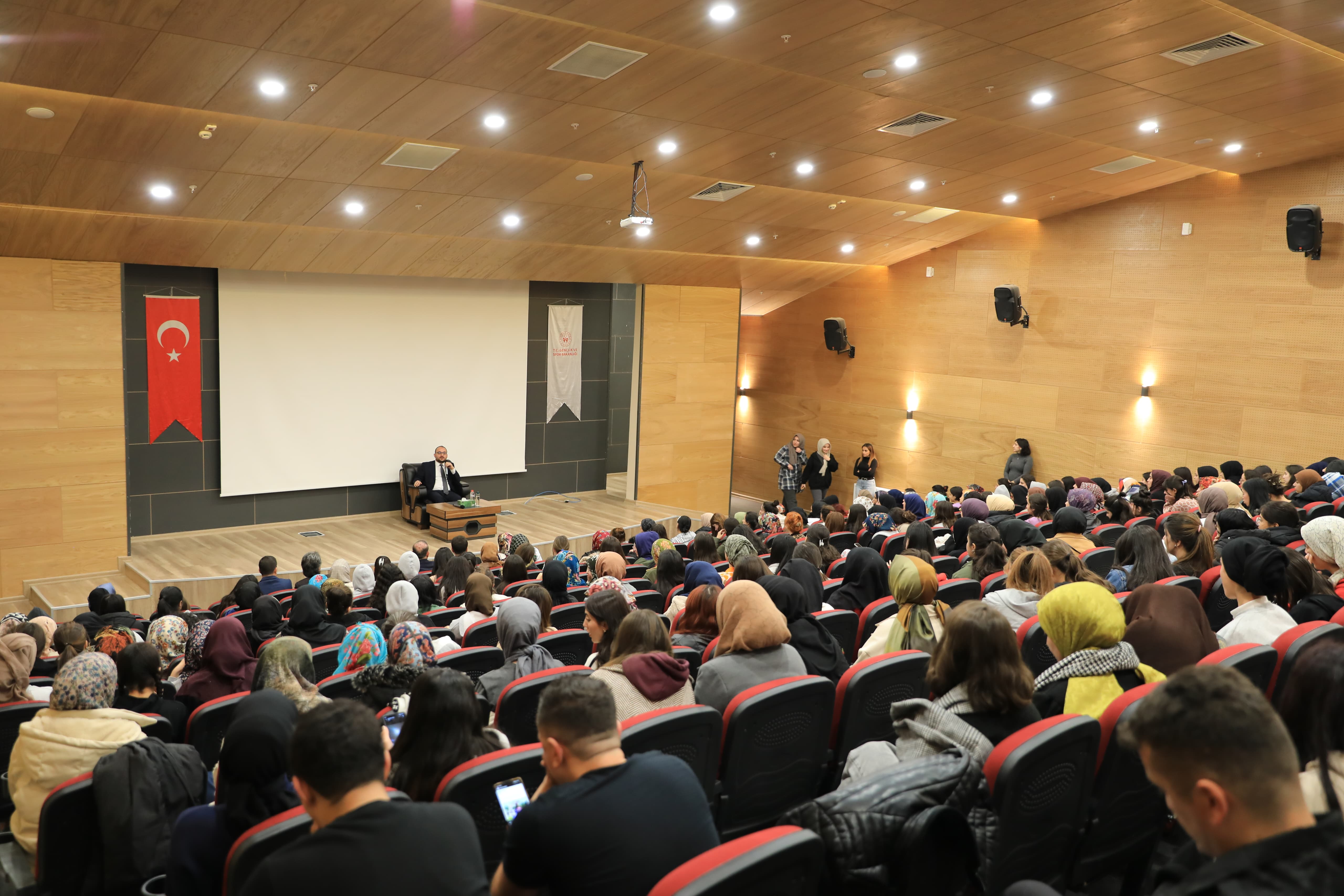 rektorumuz-genclerle-bas-basa-soylesi-programinda-genclerle-bulustu-6335