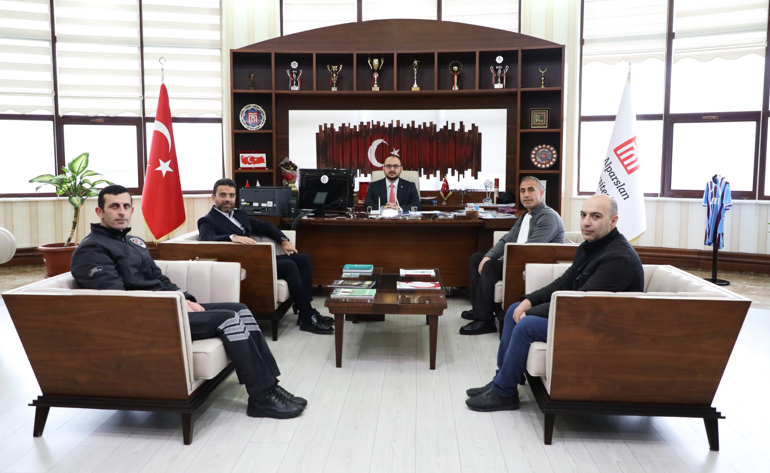 tarik-togrul-ve-ekibinden-rektorumuze-ziyaret-6338