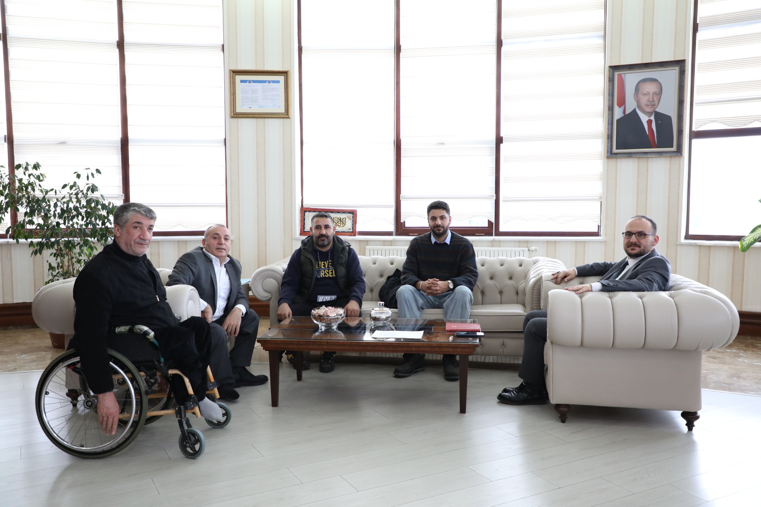 bedensel-engelliler-dernek-baskani-bedri-korkmaz-ve-ekibinden-rektorumuze-ziyaret-6525