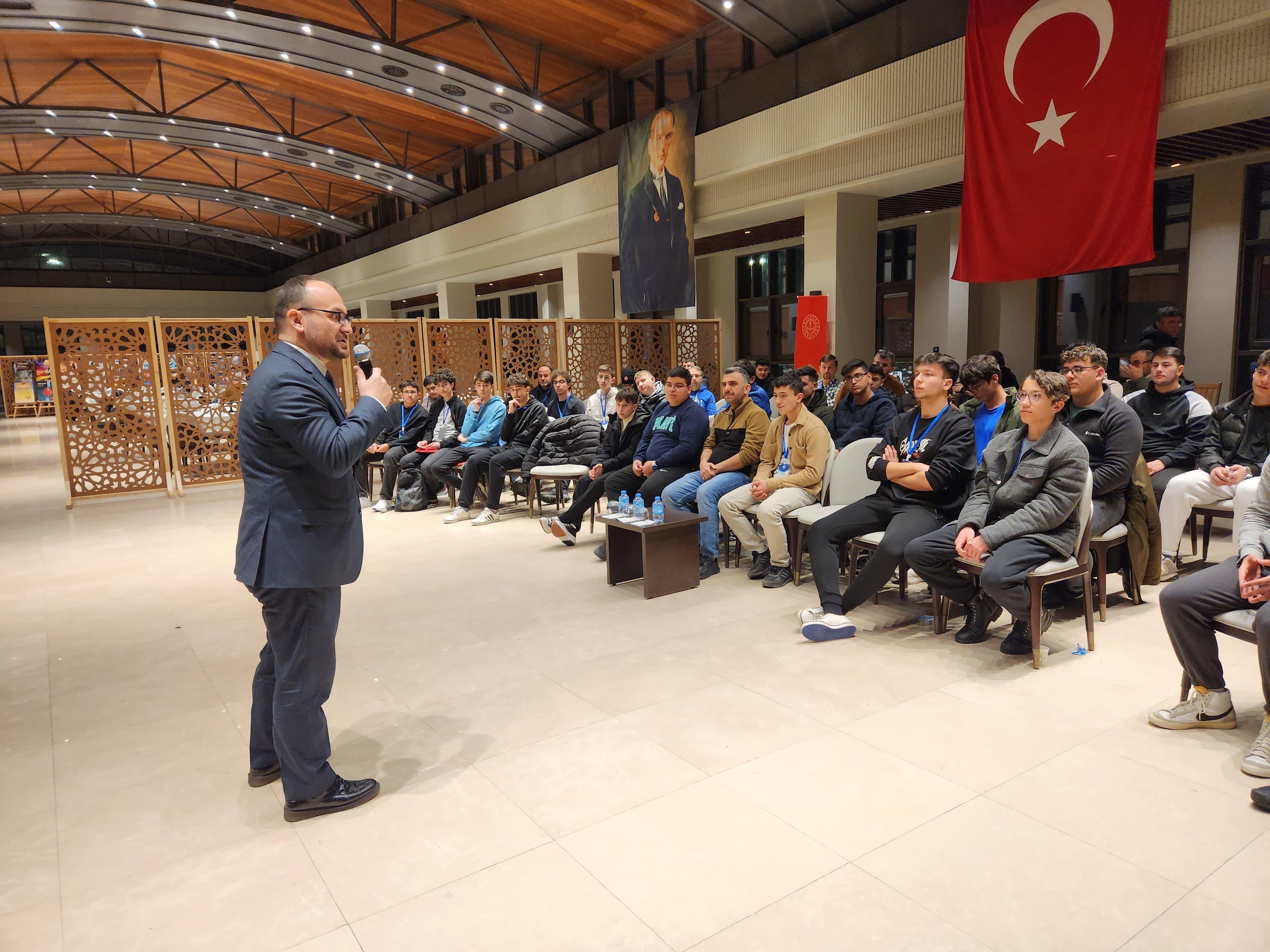 rektorumuz-ahlat-cumhurbaskanligi-kulliyesinde-genclerle-bulustu-6602