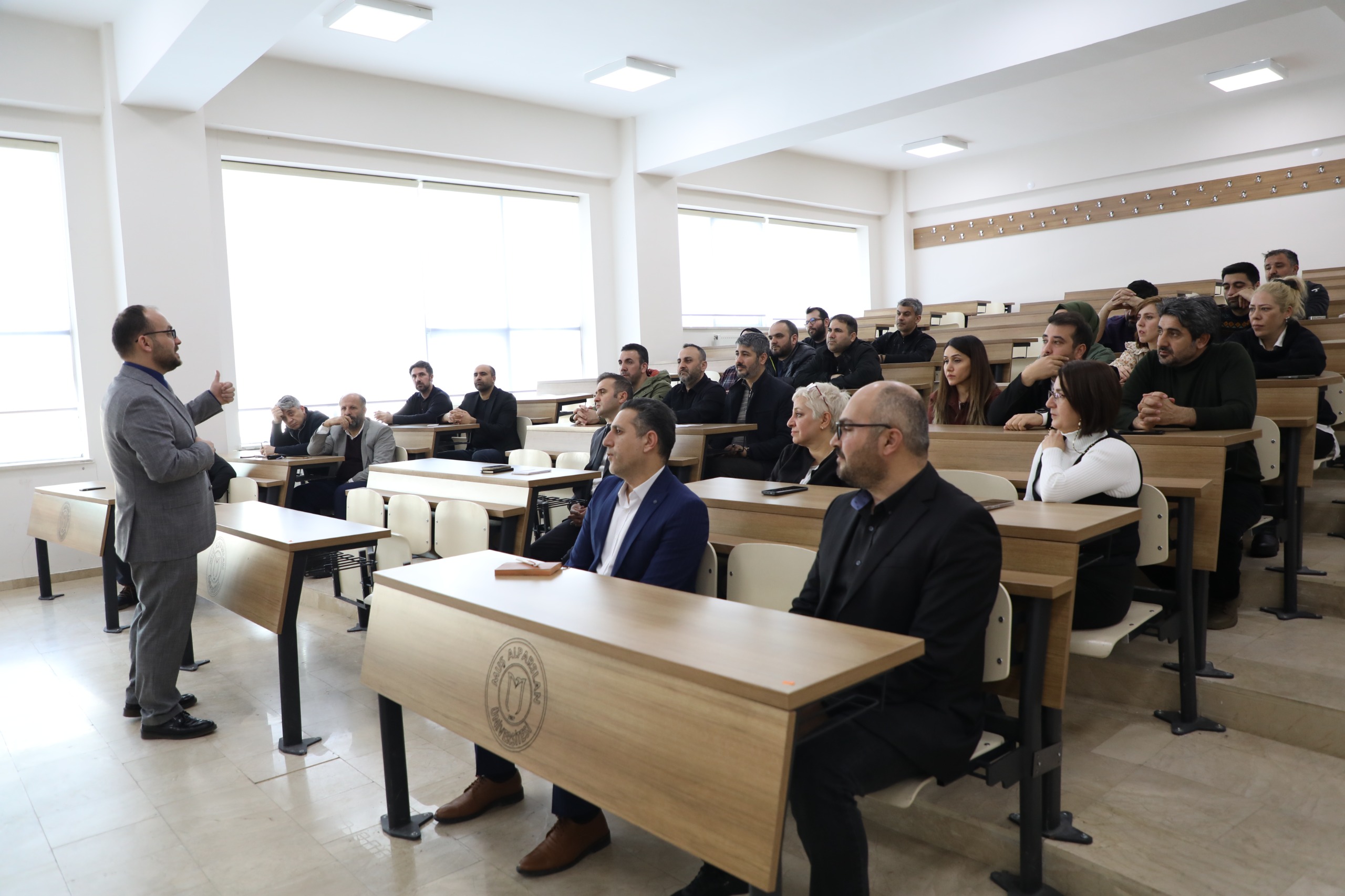 rektorumuz-sosyal-bilimler-meslek-yuksekokulu-akademik-kurul-toplantisina-katildi-6667