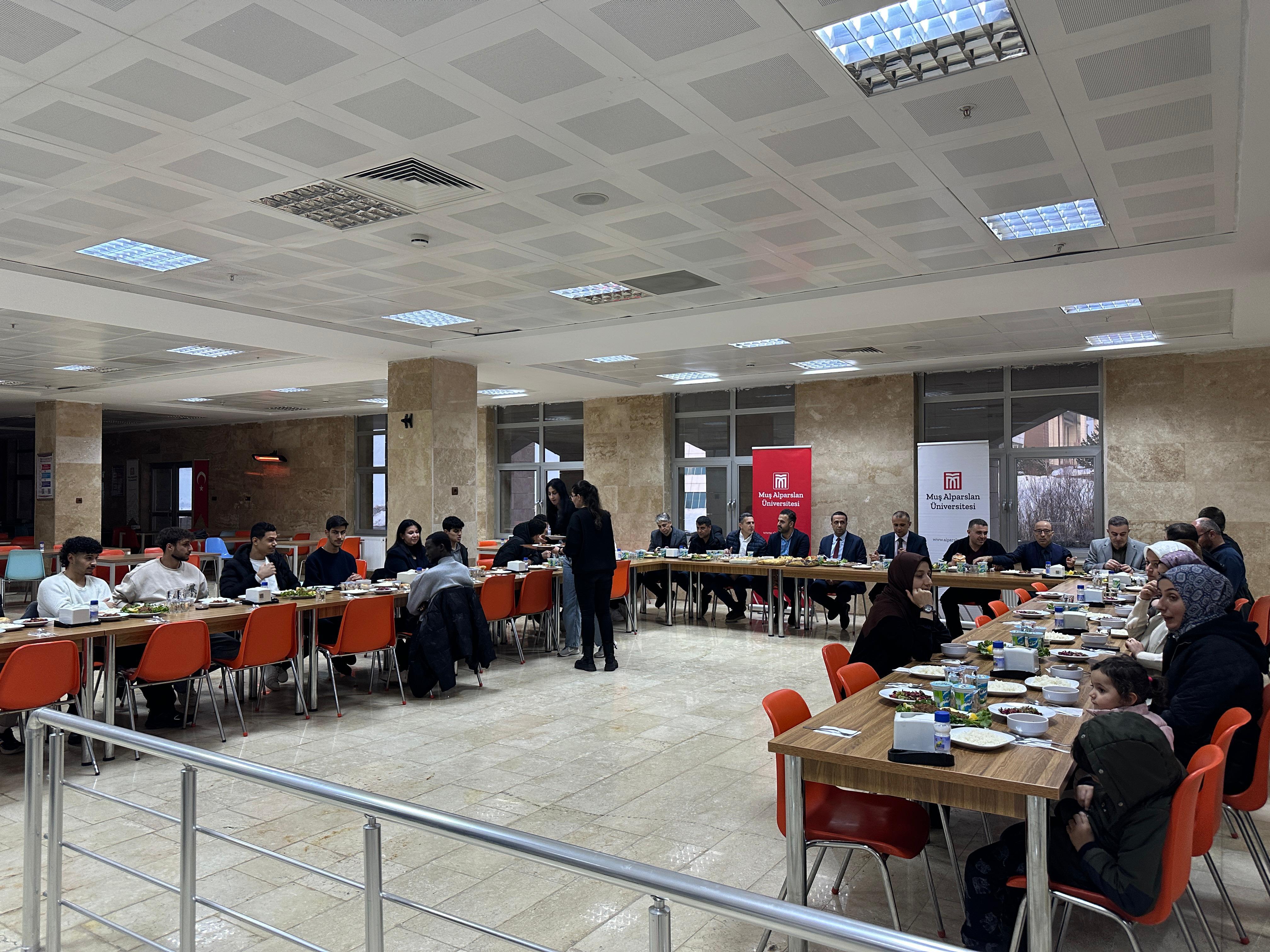 mus-alparslan-universitesinde-yabanci-uyruklu-ogrenciler-icin-iftar-programi-duzenlendi-6828