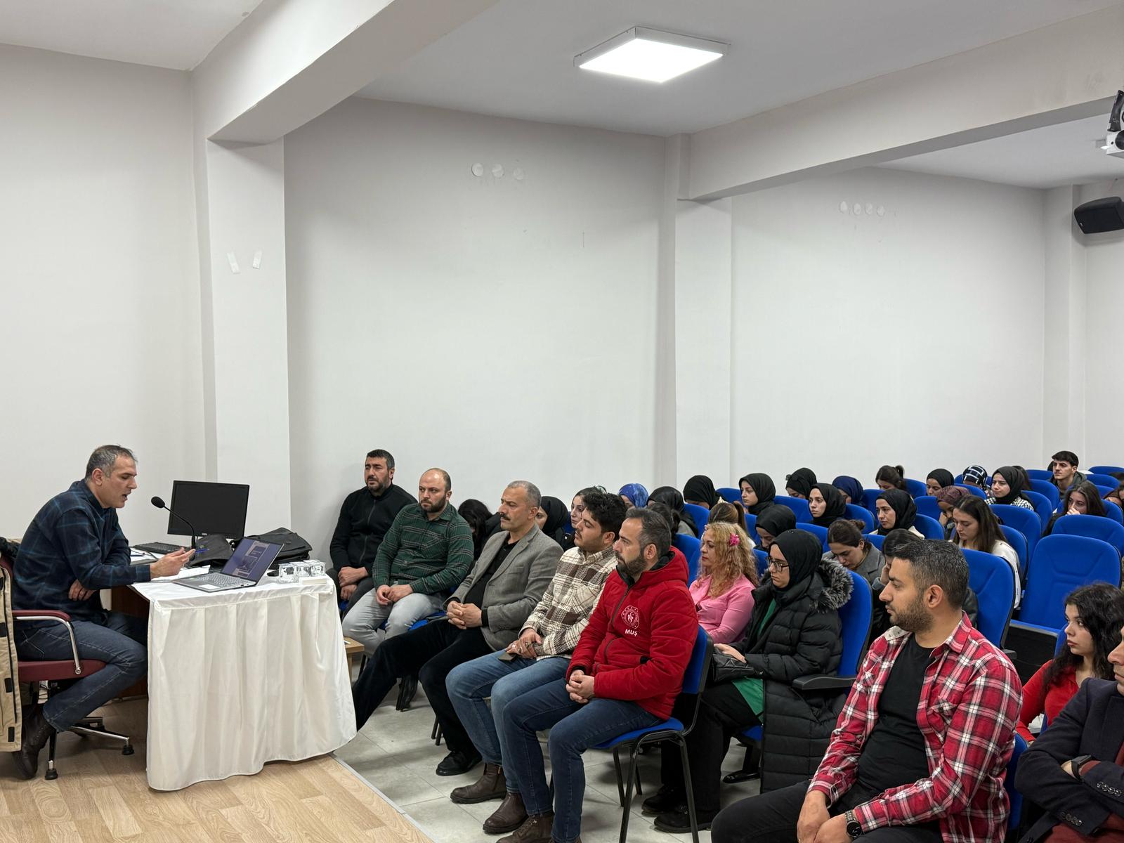 varto-giyasettin-bingol-meslek-yuksekokulunda-edebiyat-ve-siir-uzerine-semineri-duzenlendi-6872