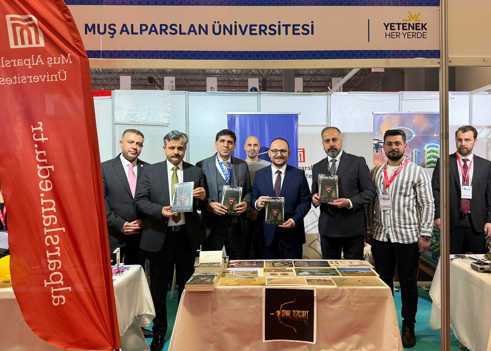 rektorumuz-prof-dr-mustafa-alican-dakaf25-stantlarini-ziyaret-etti-7009