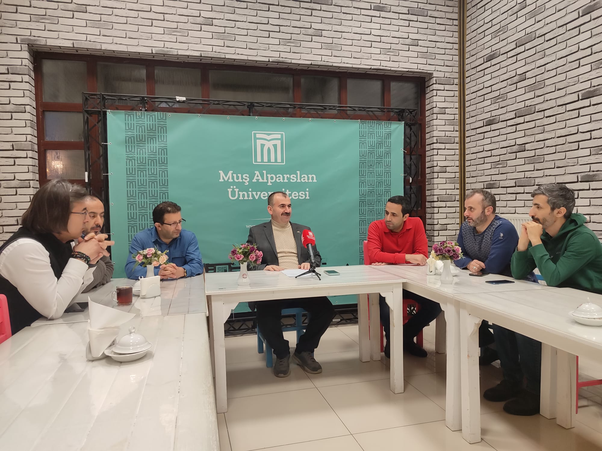 cay-bahane-sohbetleri-90da-kirsaldaki-butik-okullar-koy-koleji-konusu-ele-alindi-7028