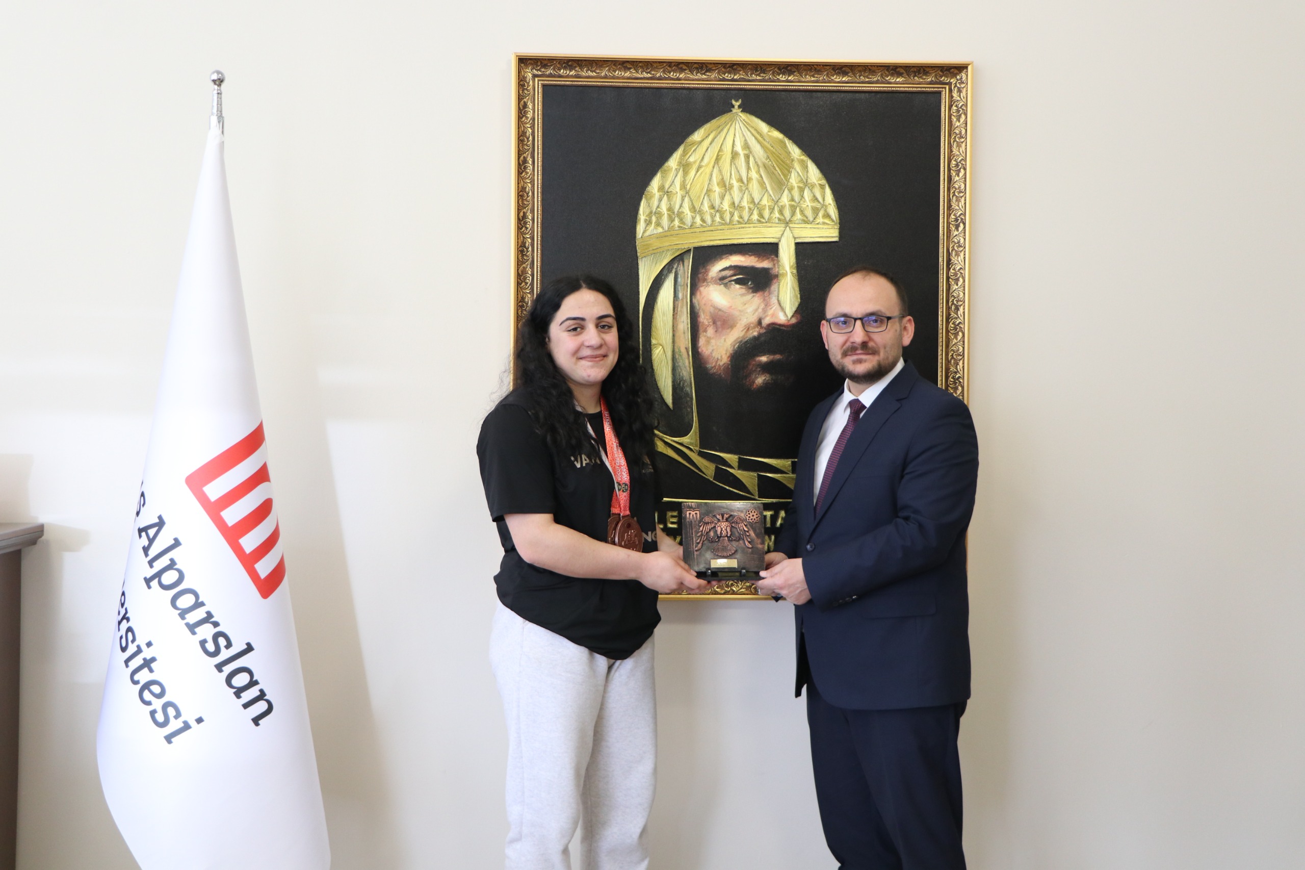 bilek-guresinde-turkiye-ucuncusu-olan-ogrencimizden-rektorumuze-ziyaret-7039