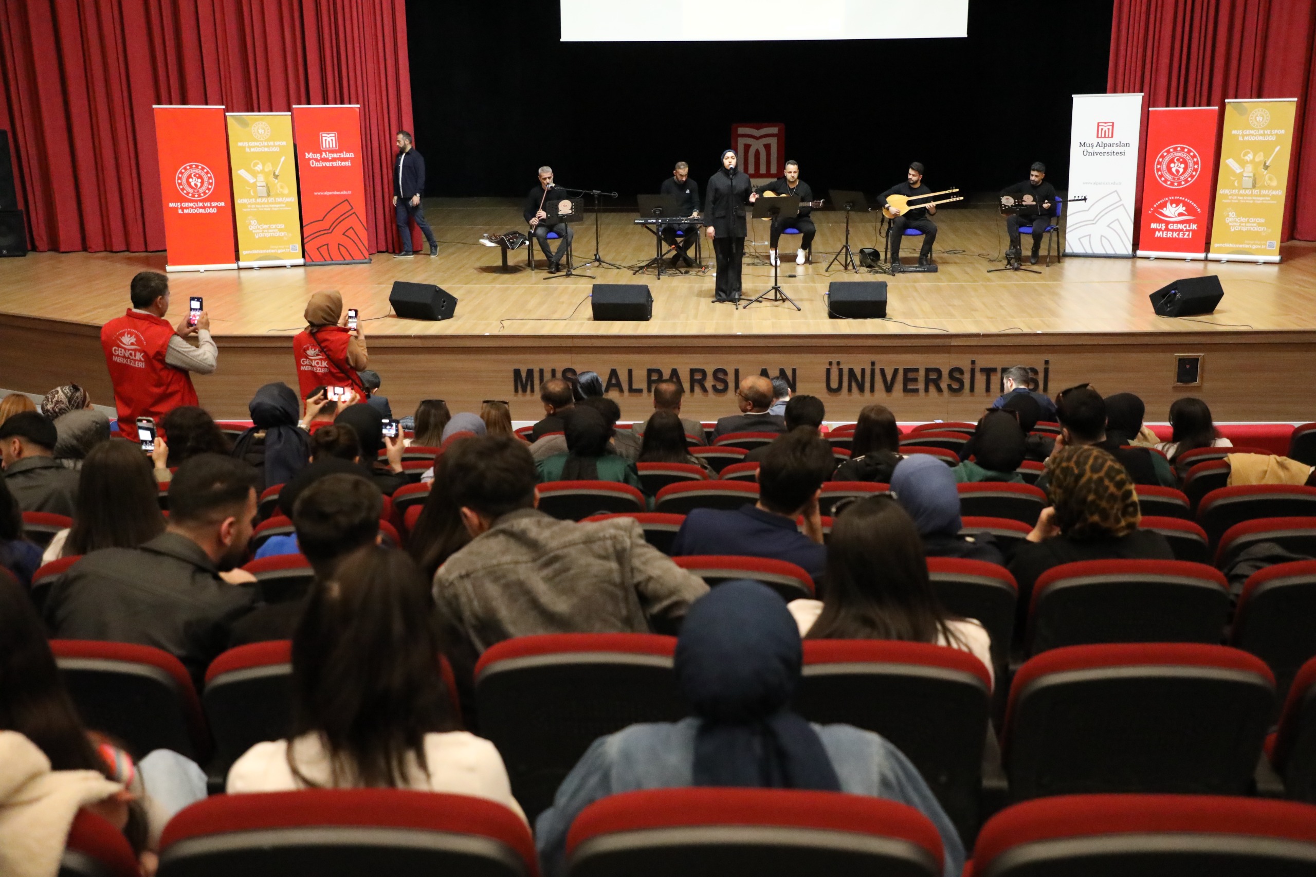 sahne-sirasi-sende-ses-yarismasi-universitemiz-ev-sahipliginde-gerceklestirildi-7067