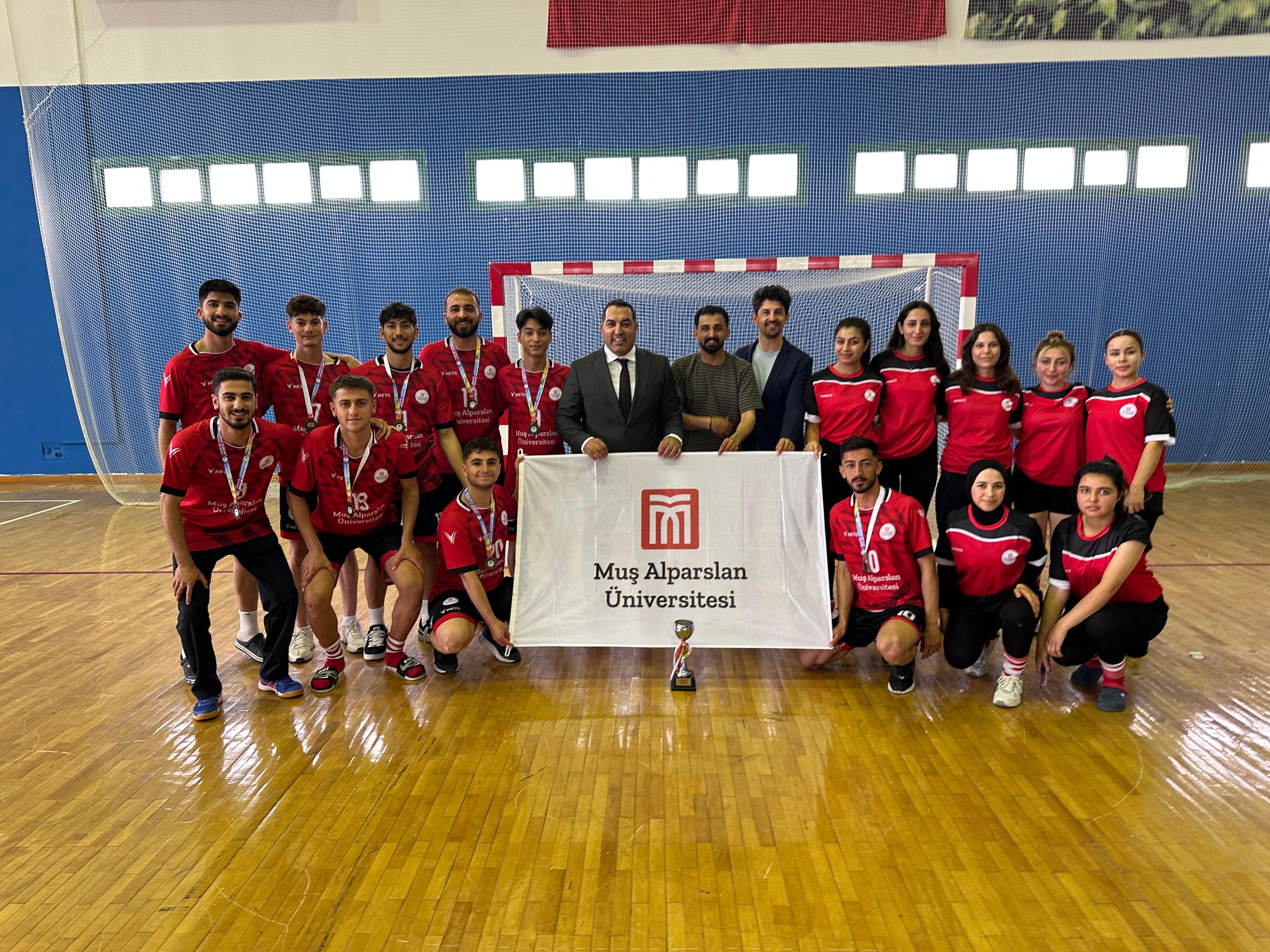 universitemiz-salon-hokeyi-turkiye-sampiyonasinda-turkiye-ucuncusu-oldu-7179