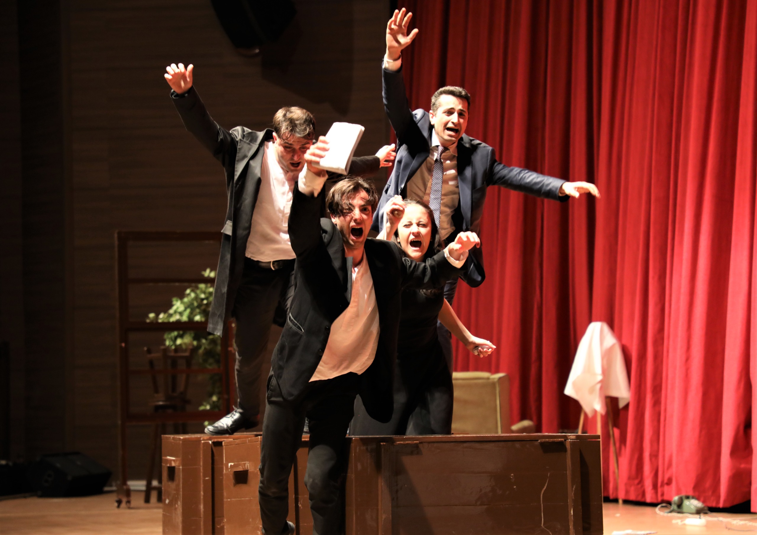 mus-alparslan-universitesi-2-tiyatro-gunlerinde-39-basamak-ayakta-alkislandi-7343