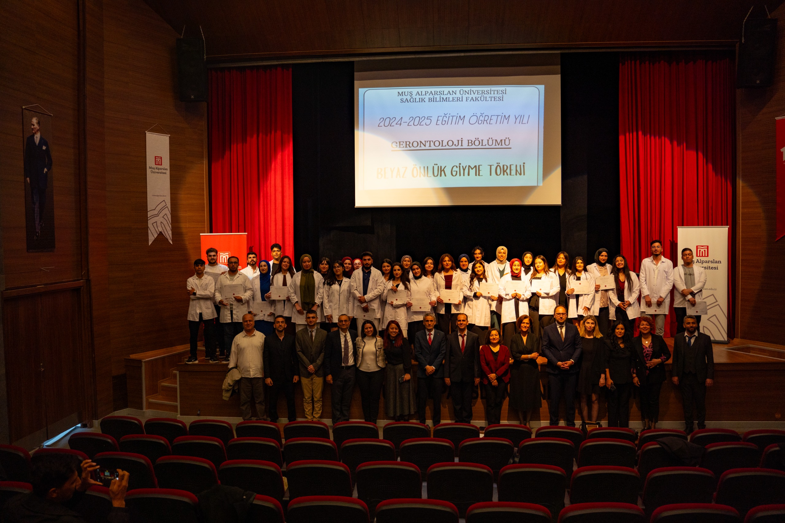 gerontoloji-bolumu-1-sinif-ogrencileri-beyaz-onluklerini-giydi-7367