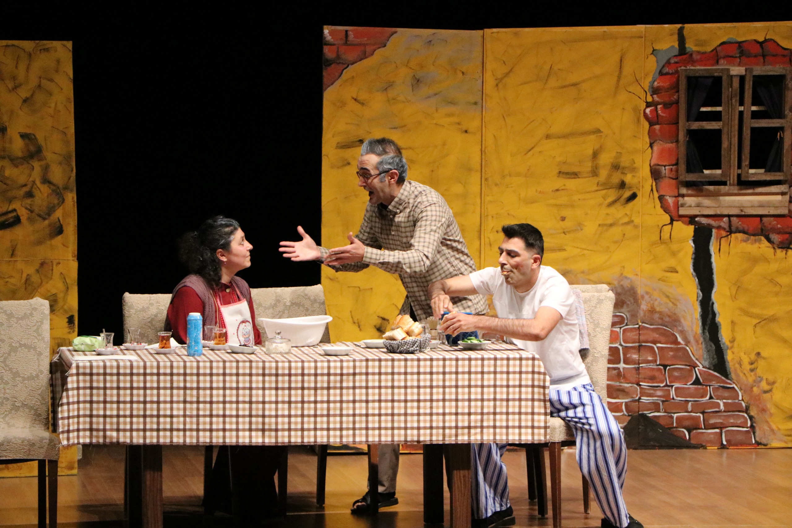 mus-alparslan-universitesinde-ocak-oyunu-sahnelendi-7383