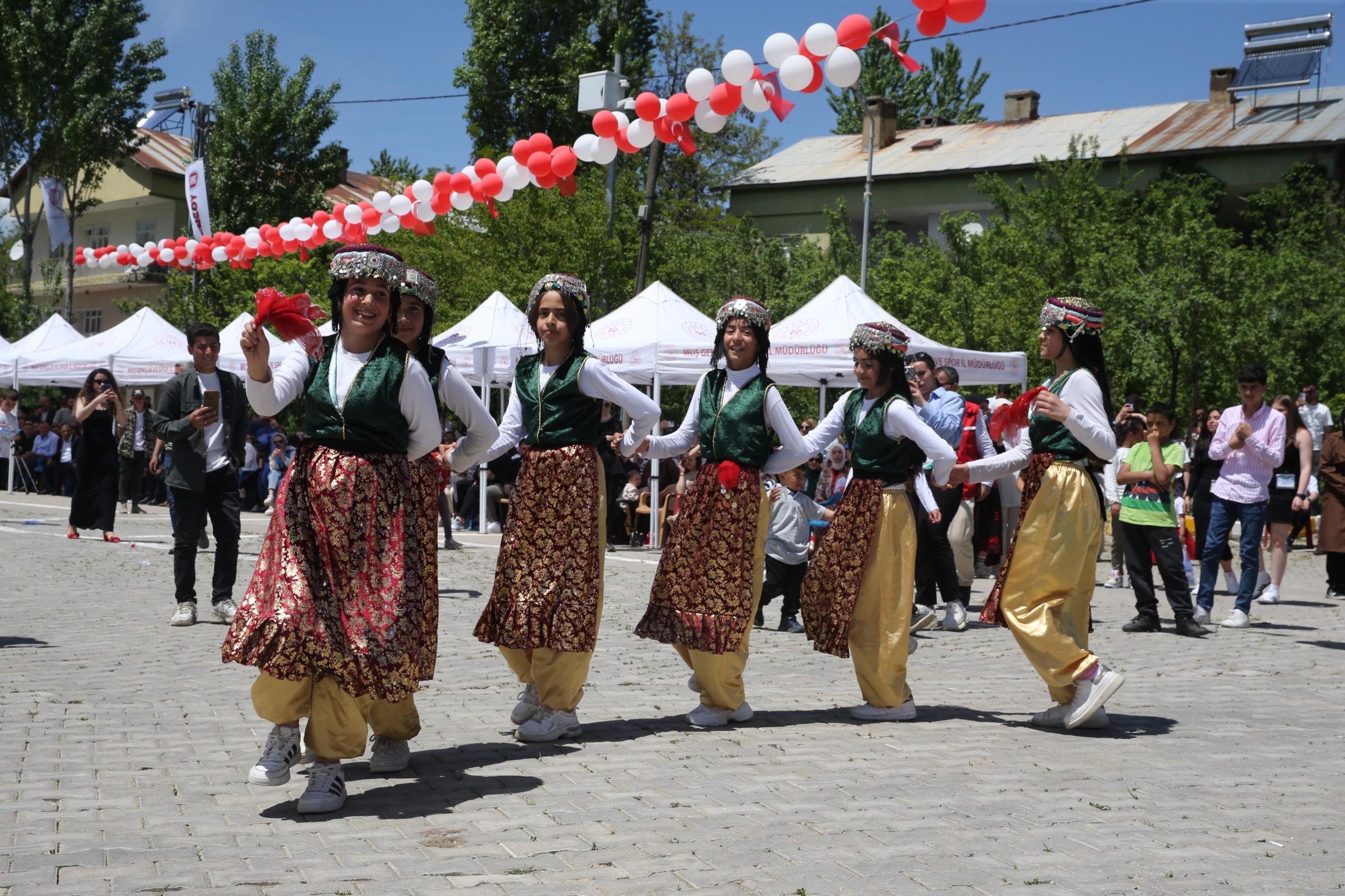 rektorumuz-prof-dr-mustafa-alican-7-lale-festivaline-katildi-7407