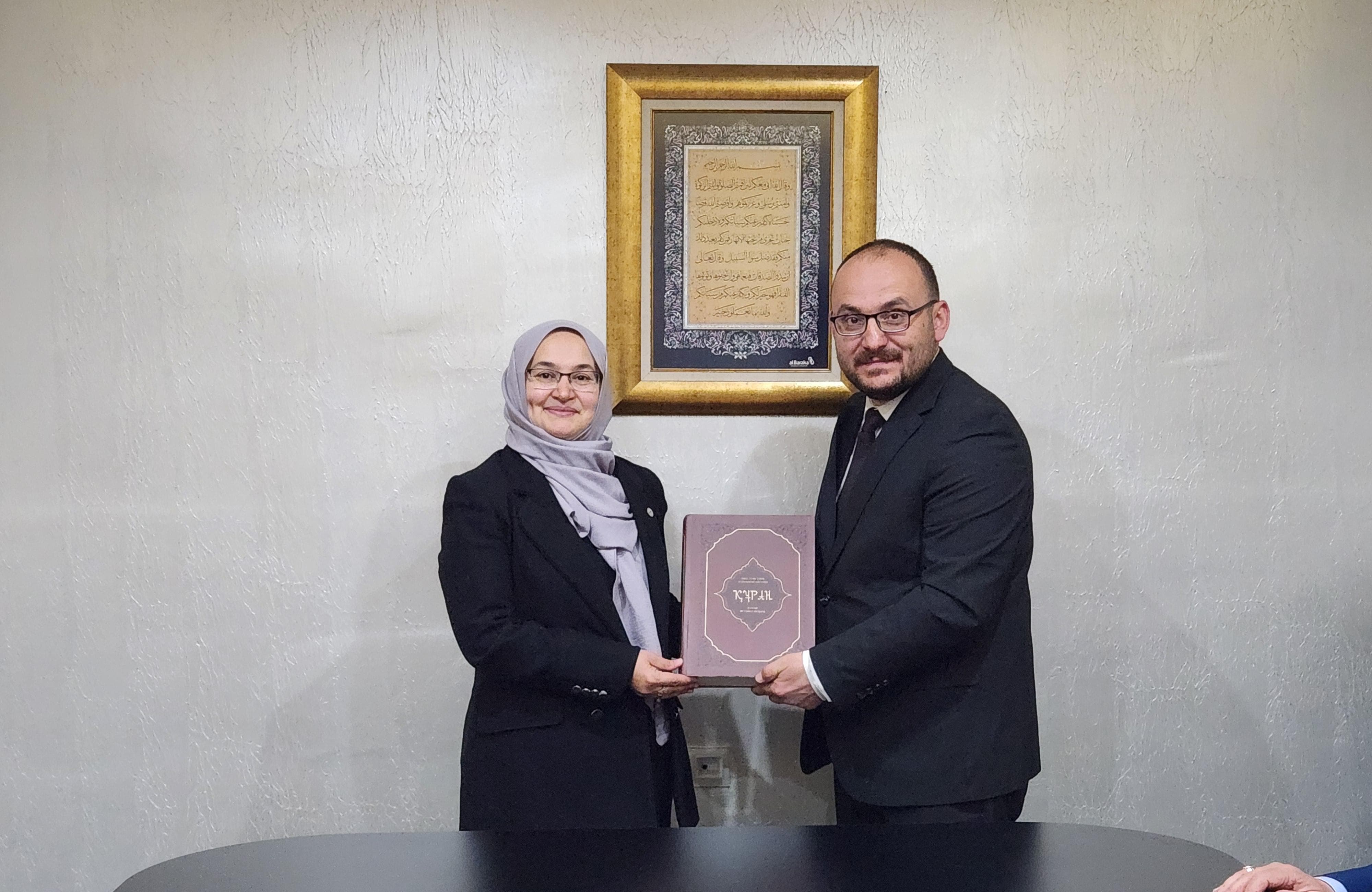 yakup-omeroglunun-aziz-hatirasina-rektorumuze-kuran-i-kerim-hediye-edildi-7473