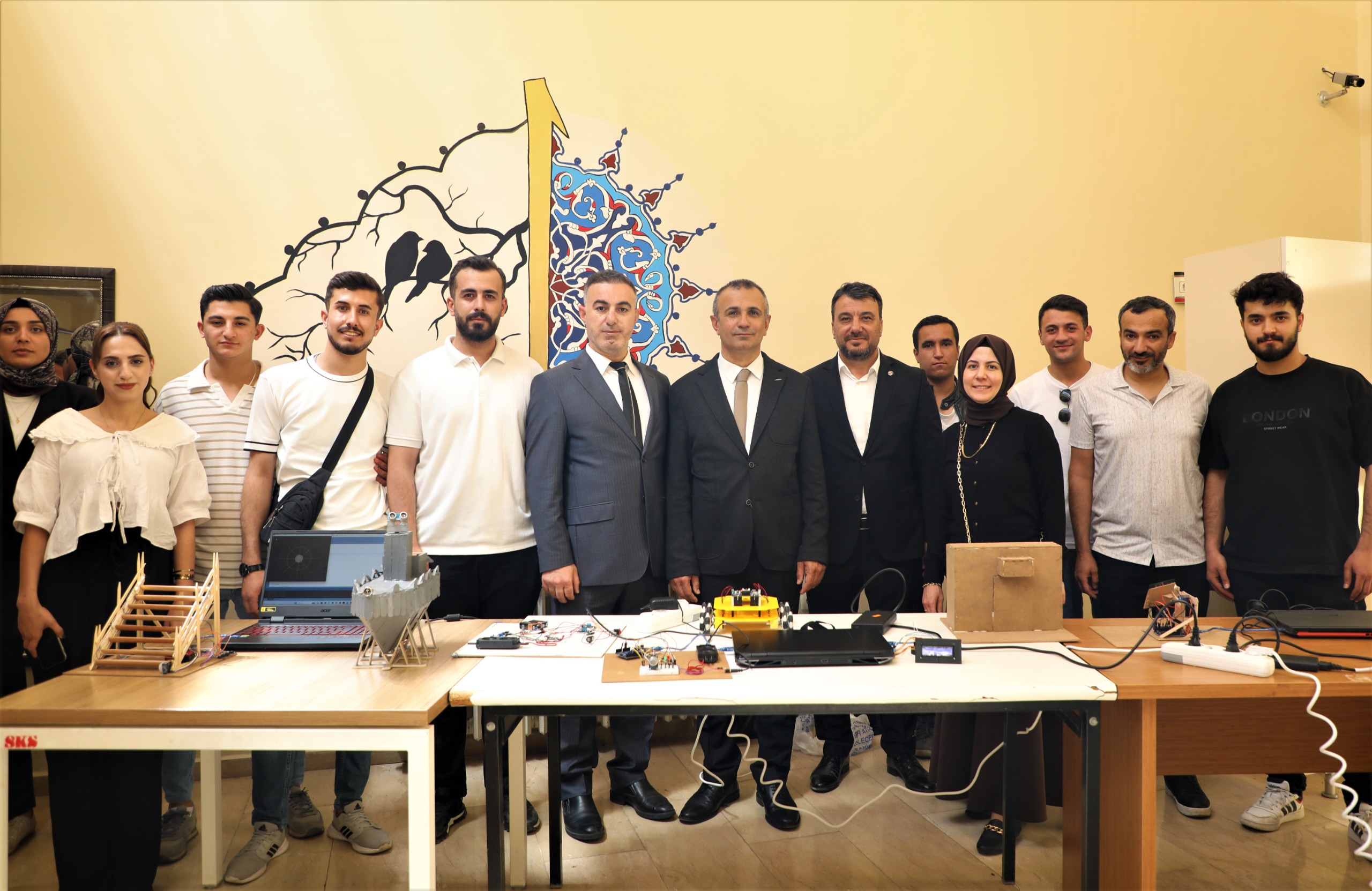 teknik-bilimler-meslek-yuksekokulu-yil-sonu-proje-sergisi-gerceklestirildi-7545