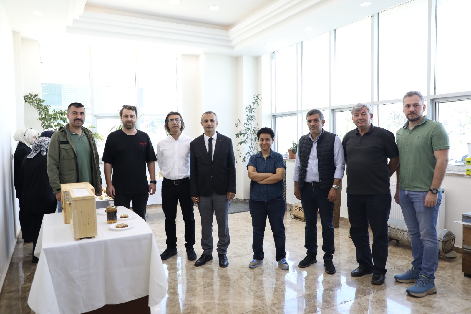 mus-alparslan-universitesinde-dunya-ari-gunu-kutlandi-aricilik-ekipmanlari-ve-bal-mumu-sergisi-yogun-ilgi-gordu-7574