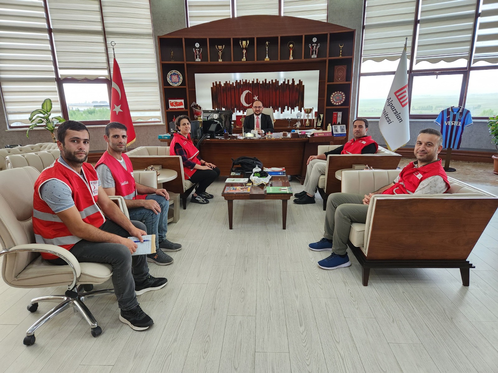 kizilay-gonullulerinden-rektorumuze-ziyaret-7627