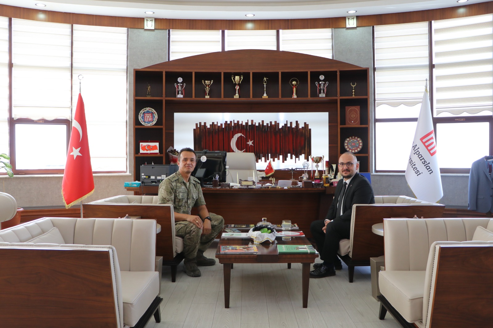 topcu-yarbay-ferit-malkaradan-rektorumuze-veda-ziyareti-7810