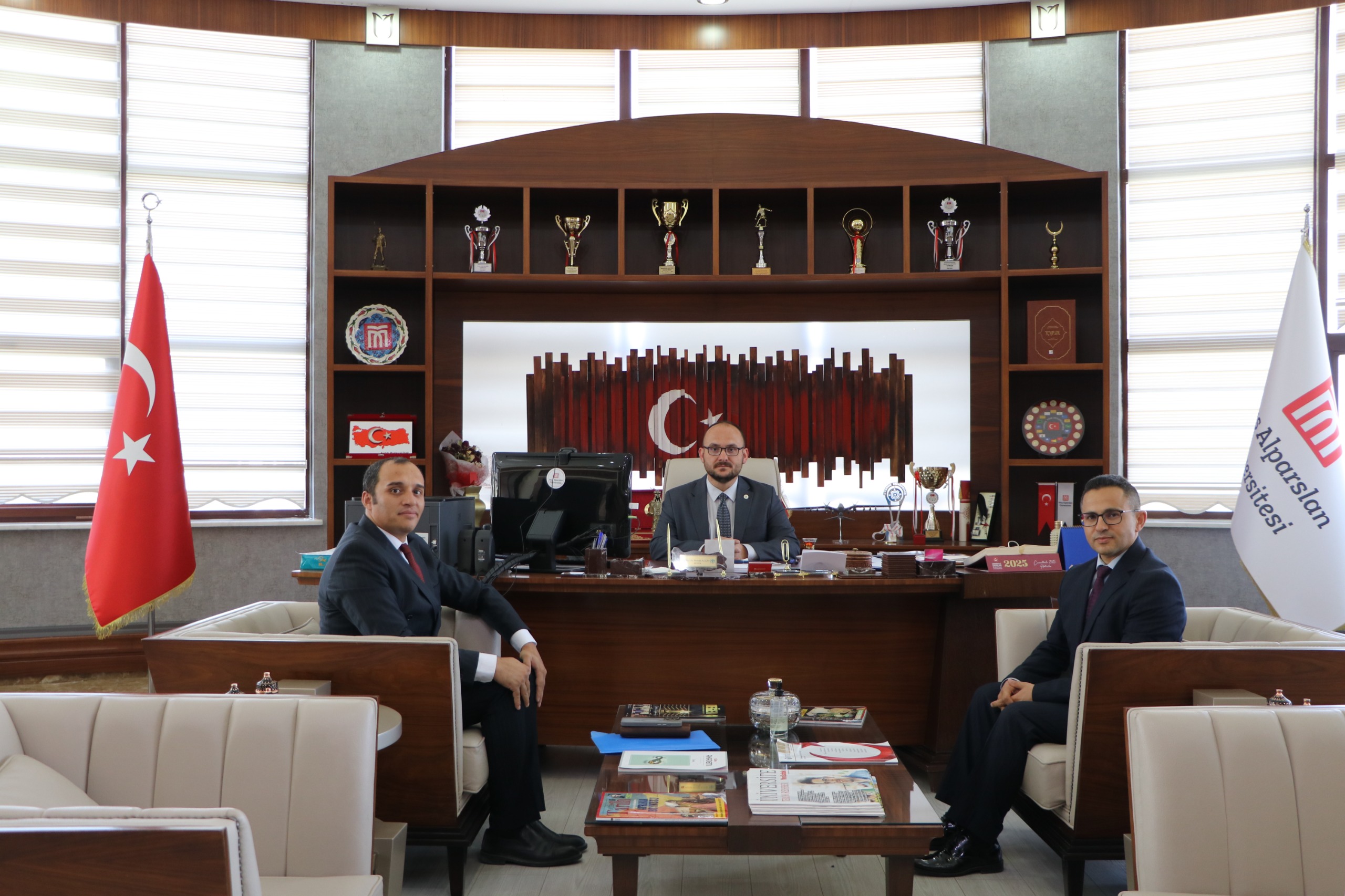 vakifbank-yetkililerinden-rektorumuze-ziyaret-7871