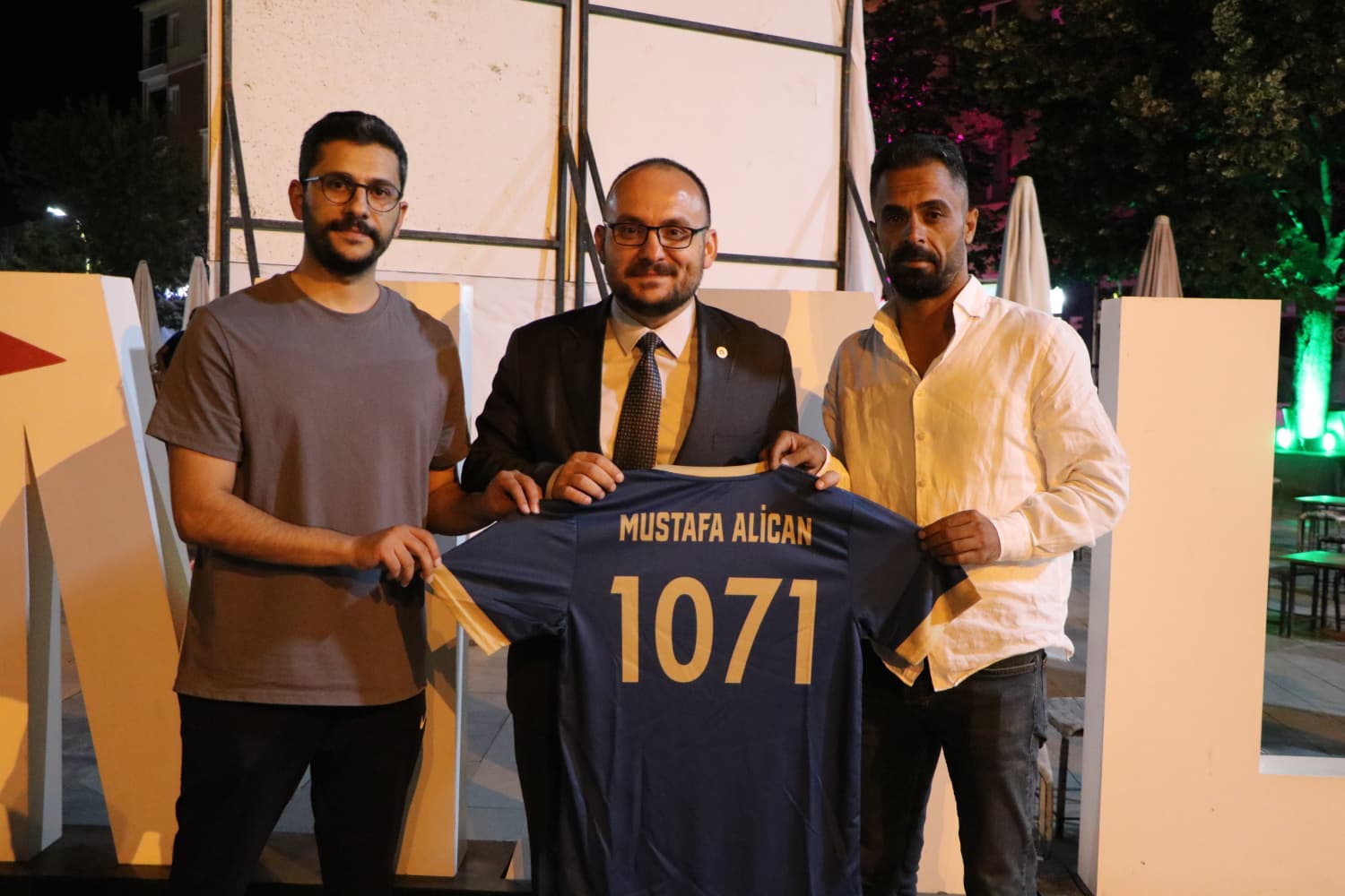 malazgirt-alparslan-spordan-rektorumuze-forma-hediyesi-7874