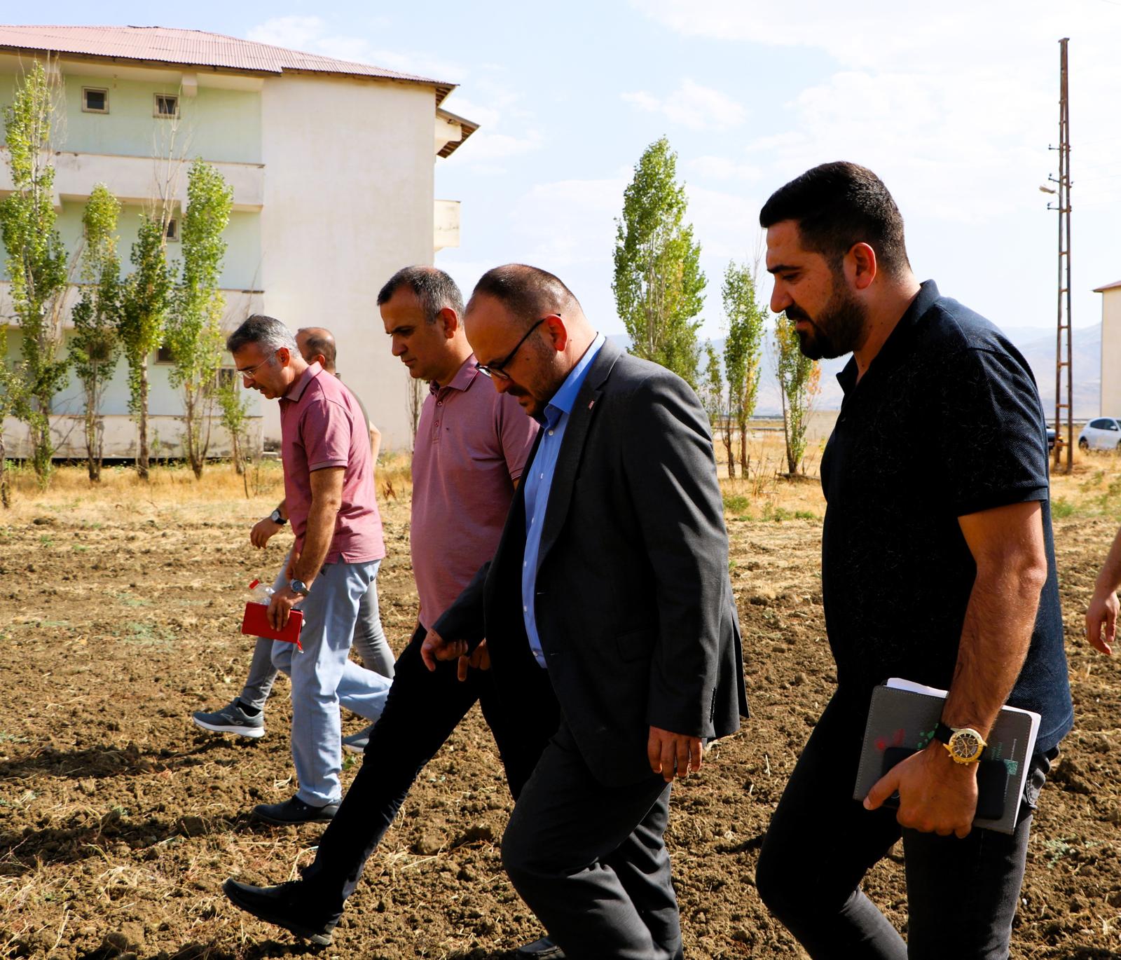 rektorumuz-universitemiz-ciftlik-alaninda-yeni-baslayan-insaat-calismalarini-inceledi-7908