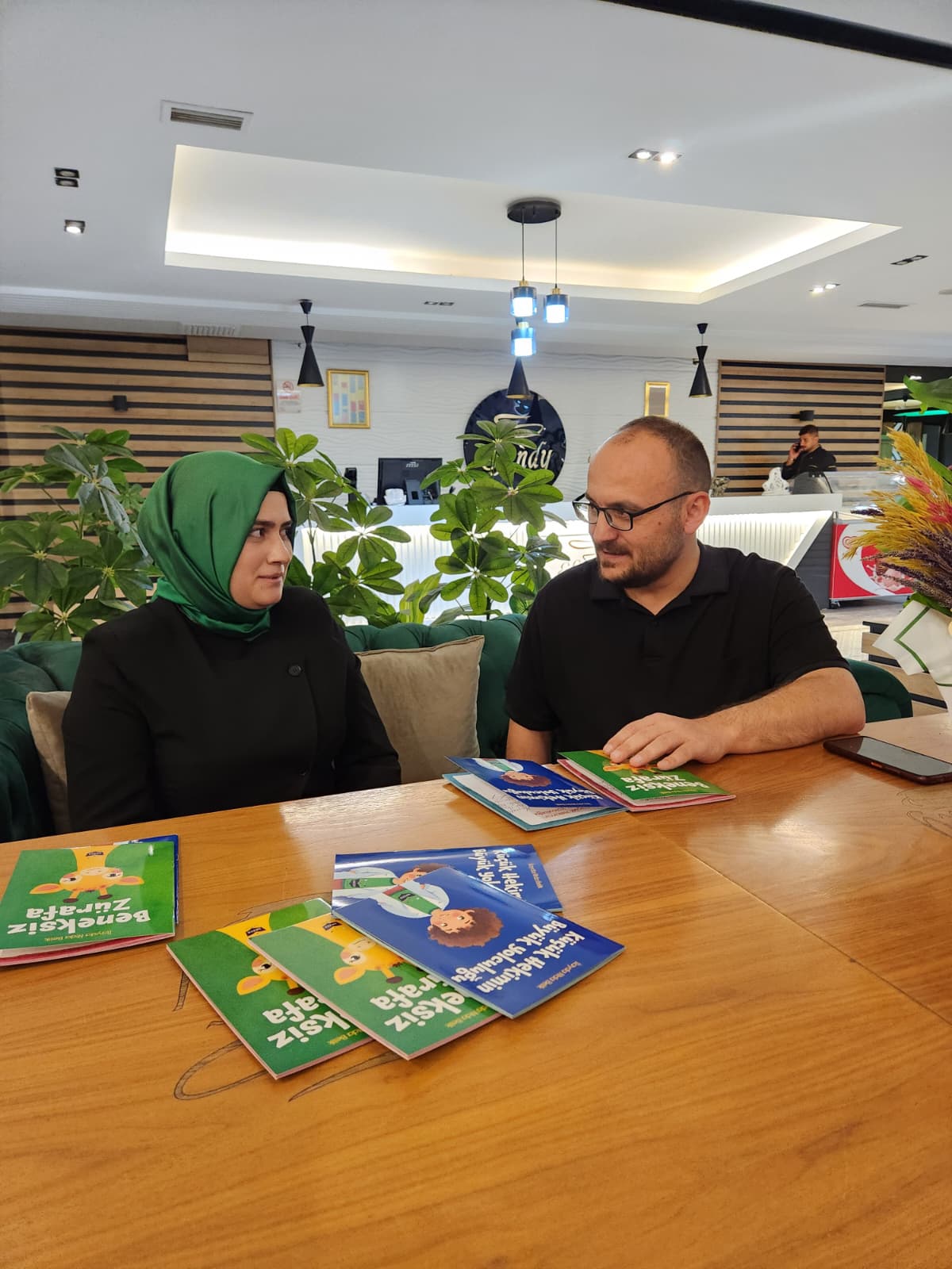 rektorumuz-prof-dr-mustafa-alican-mezunumuz-ilayda-nida-belikin-kitap-imza-gunune-katildi-7945