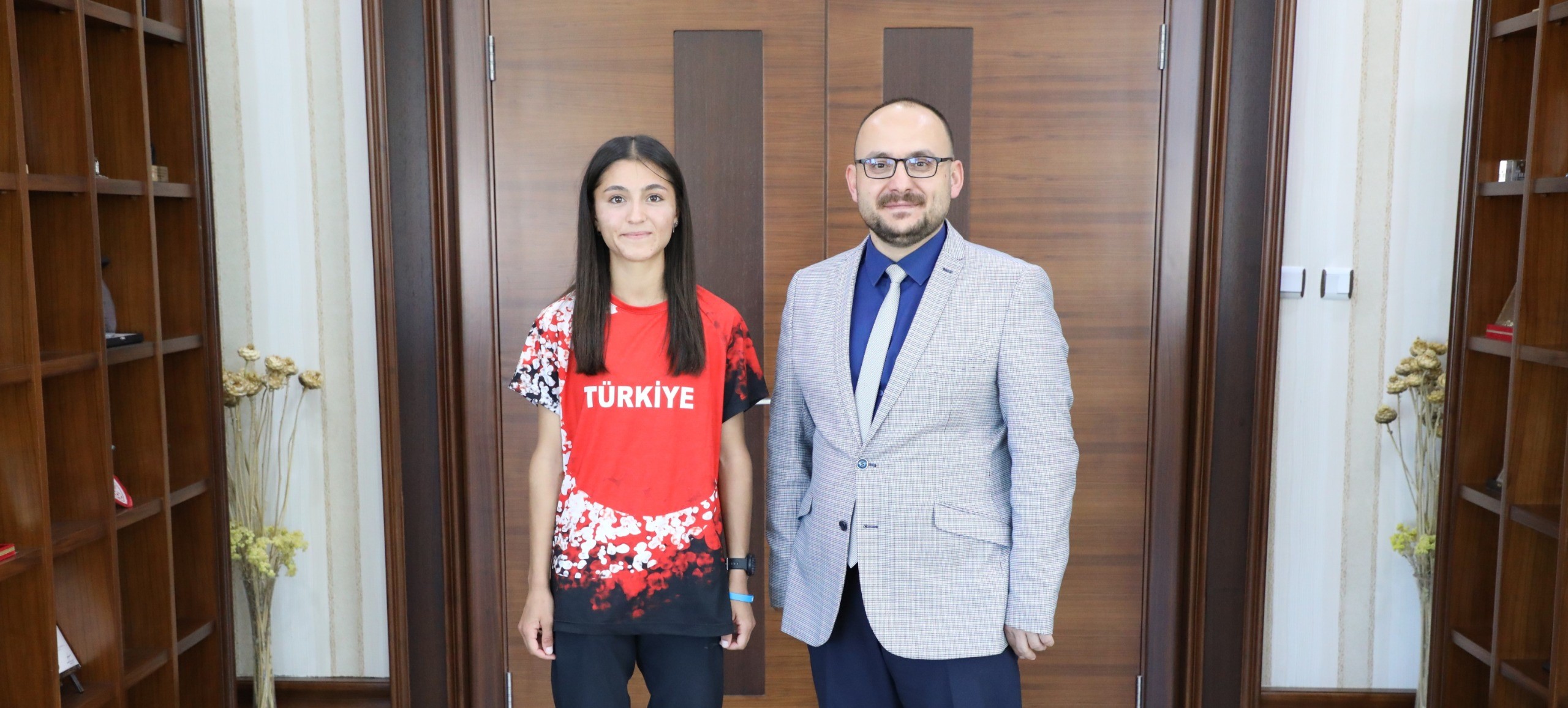 ogrencimiz-elif-akcicekten-24-yil-sonra-gelen-turkiye-rekoru-7967