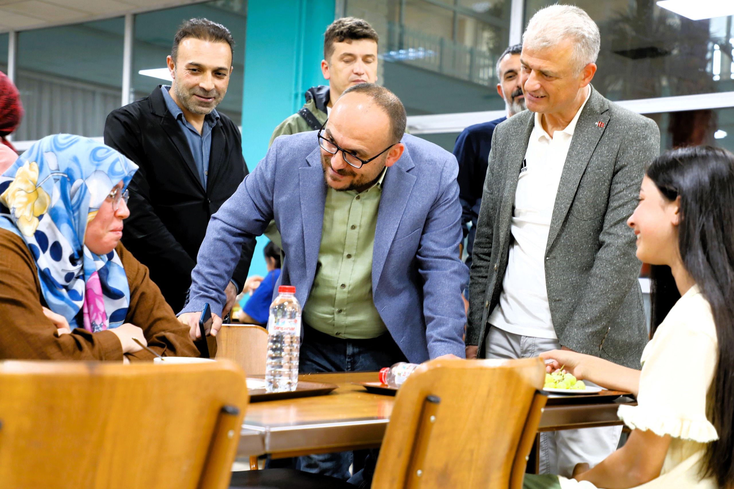 rektorumuz-prof-dr-mustafa-alican-ogrencilerimizi-karsiladi-7983