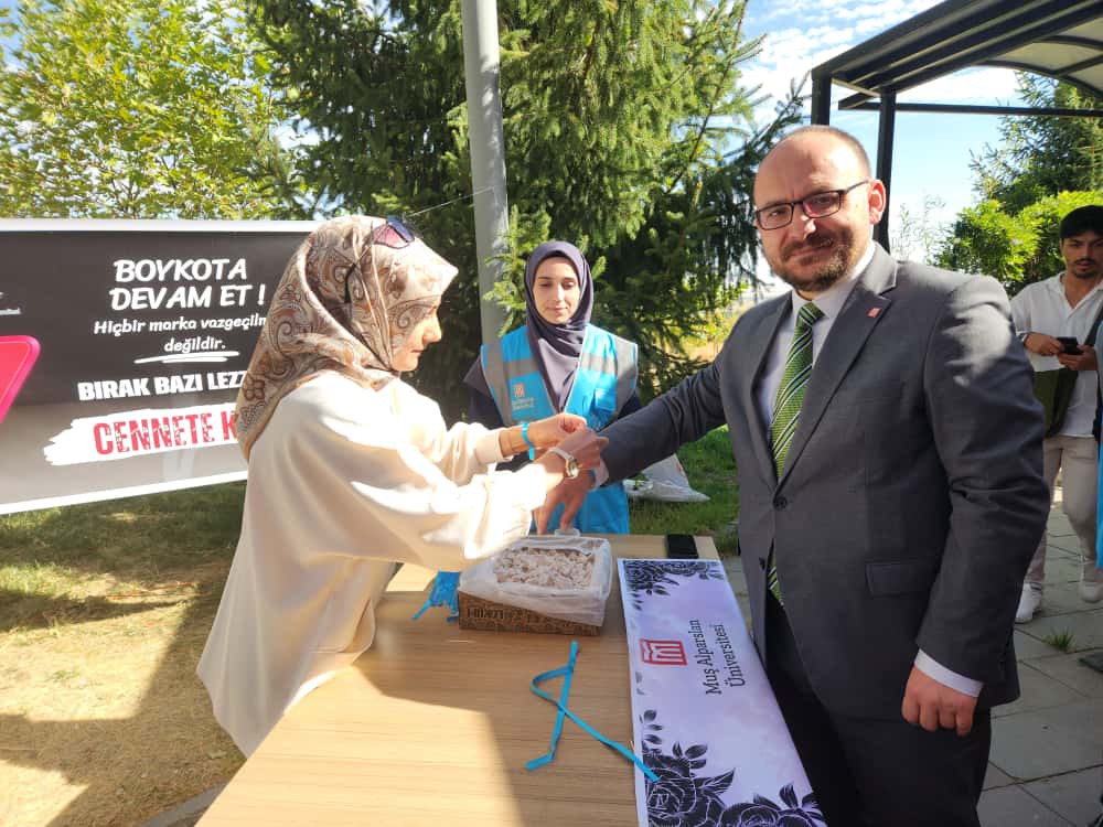 rektorumuz-hayirda-bulusanlar-ogrenci-toplulugunun-standini-ziyaret-etti-7989