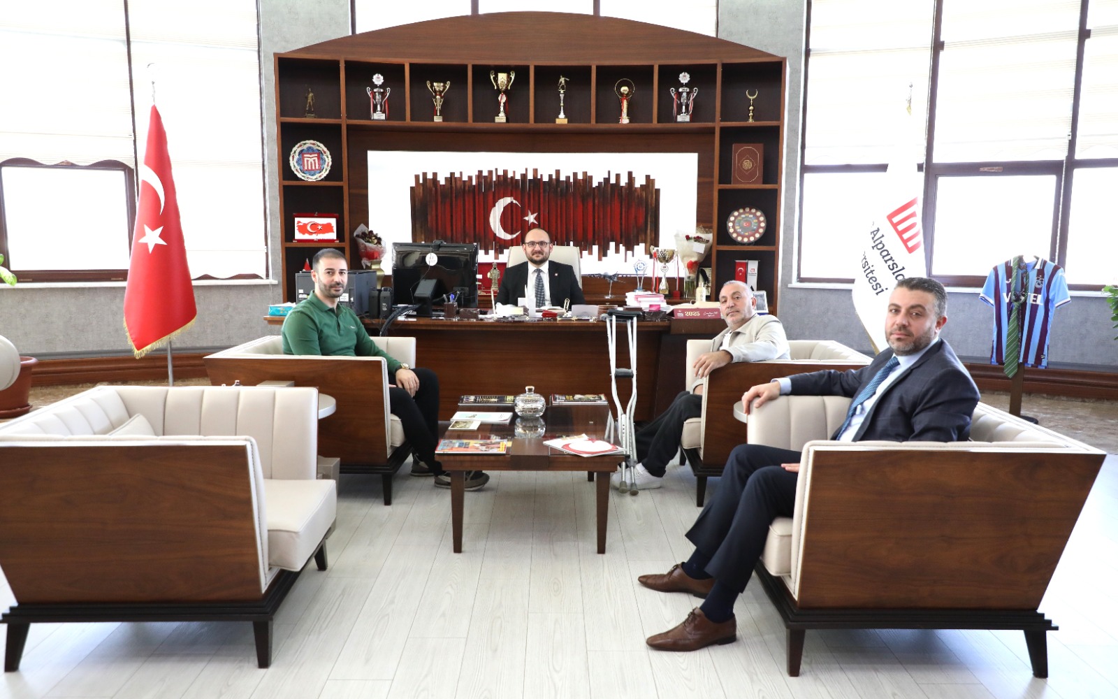 rektorumuz-mus-bedensel-engelliler-dernegi-baskani-bedri-korkmaz-ve-is-insani-ayhan-sonmezi-makaminda-kabul-etti-8006