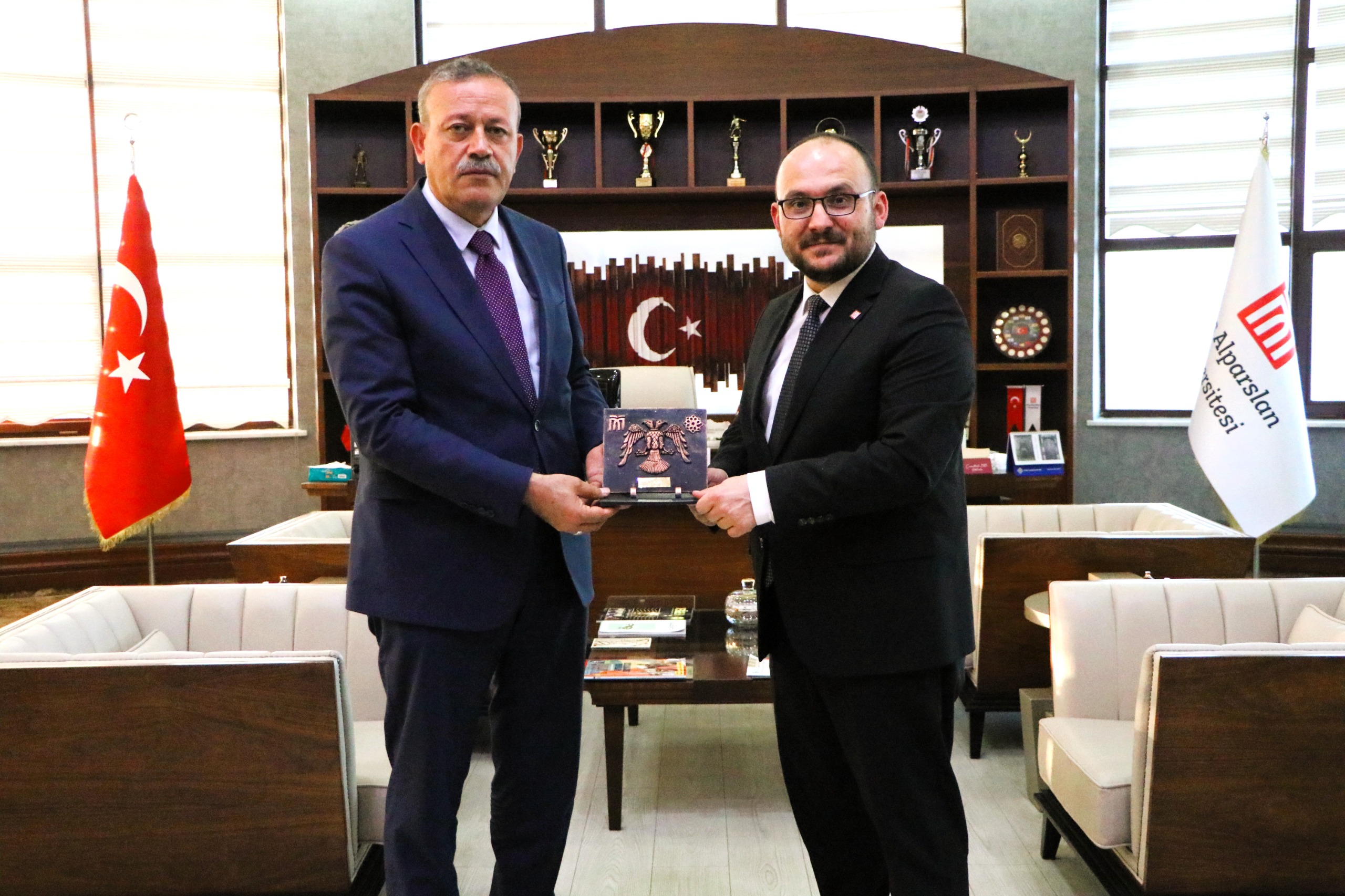 rektorumuz-prof-dr-mustafa-alican-bitlis-eren-universitesi-rektoru-prof-dr-necmettin-elmastasi-makaminda-agirladi-8007