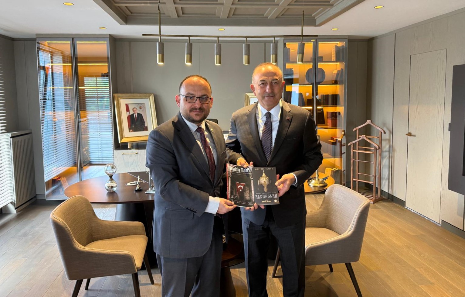 rektorumuz-prof-dr-mustafa-alican-milletvekili-mevlut-cavusoglunu-ziyaret-etti-8032