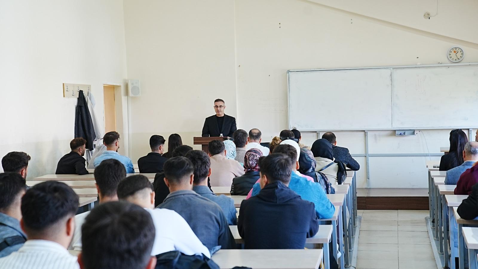 bir-kariyer-yolu-olarak-acik-hava-reklamciligi-semineri-gerceklestirildi-8090