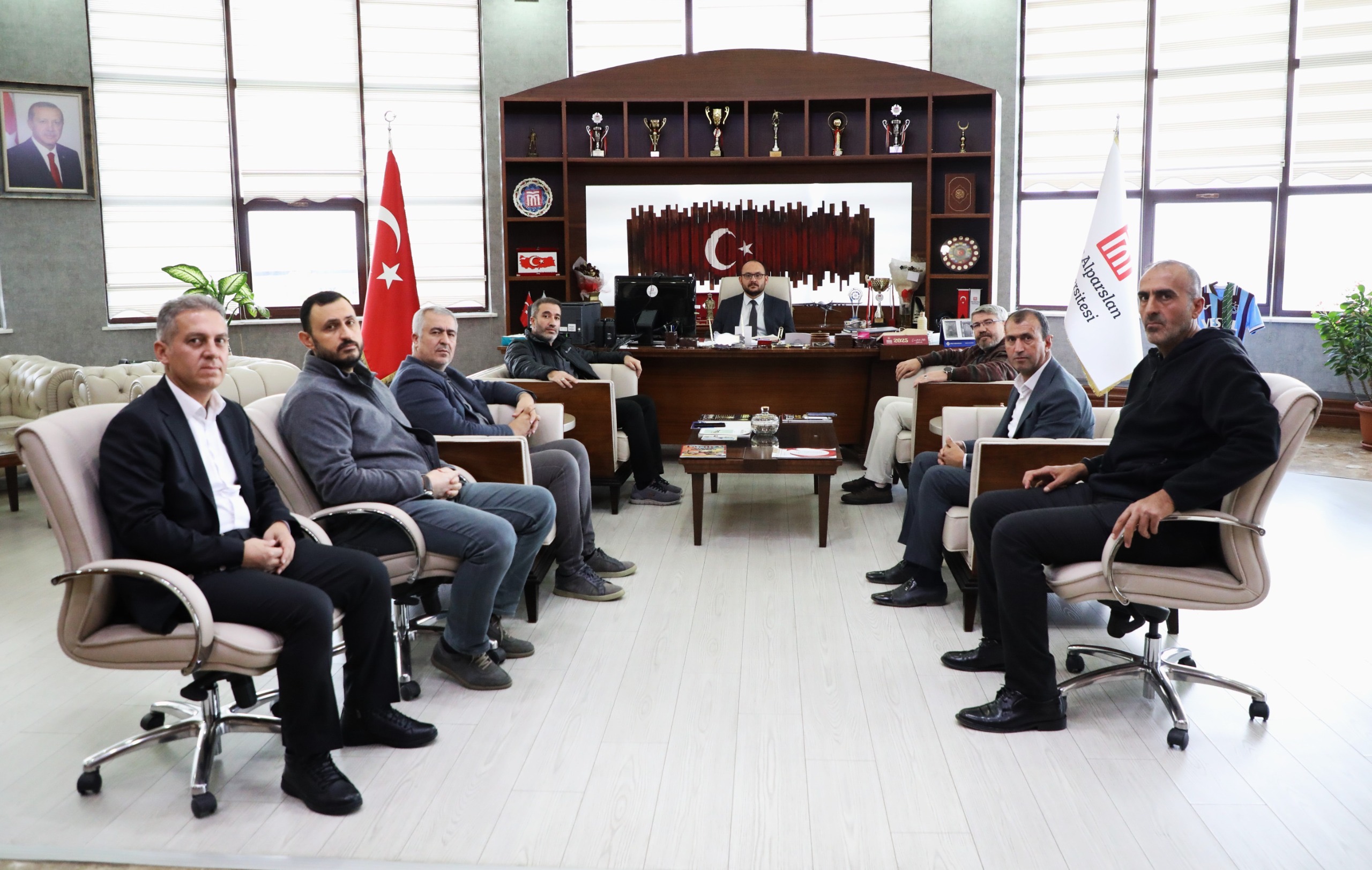 rektorumuz-egitim-bir-sen-mus-2-nolu-sube-yonetimini-kabul-etti-8105