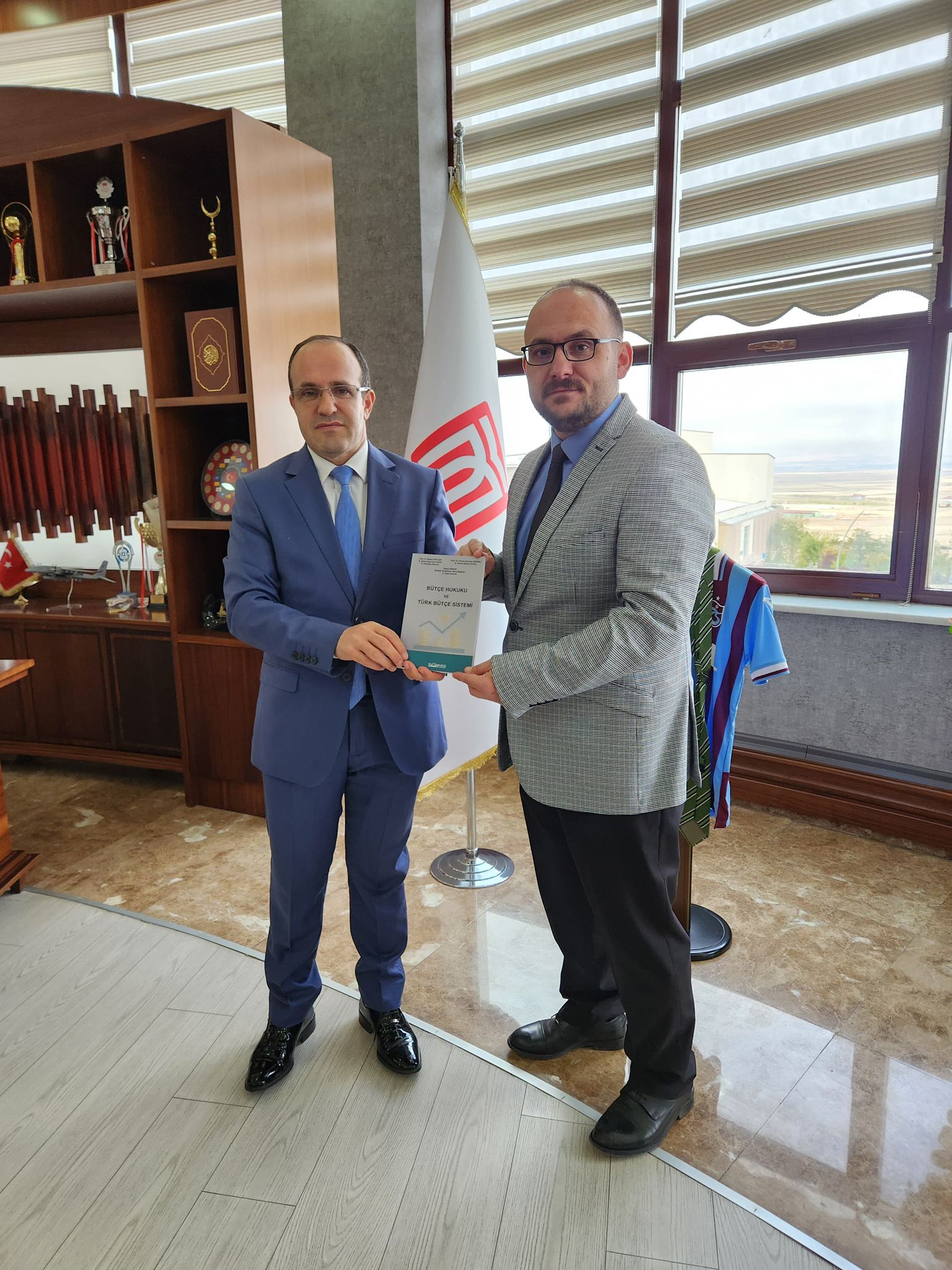 universitemiz-saglik-kultur-ve-spor-daire-baskani-resat-degerden-rektorumuze-kitap-takdimi-8127